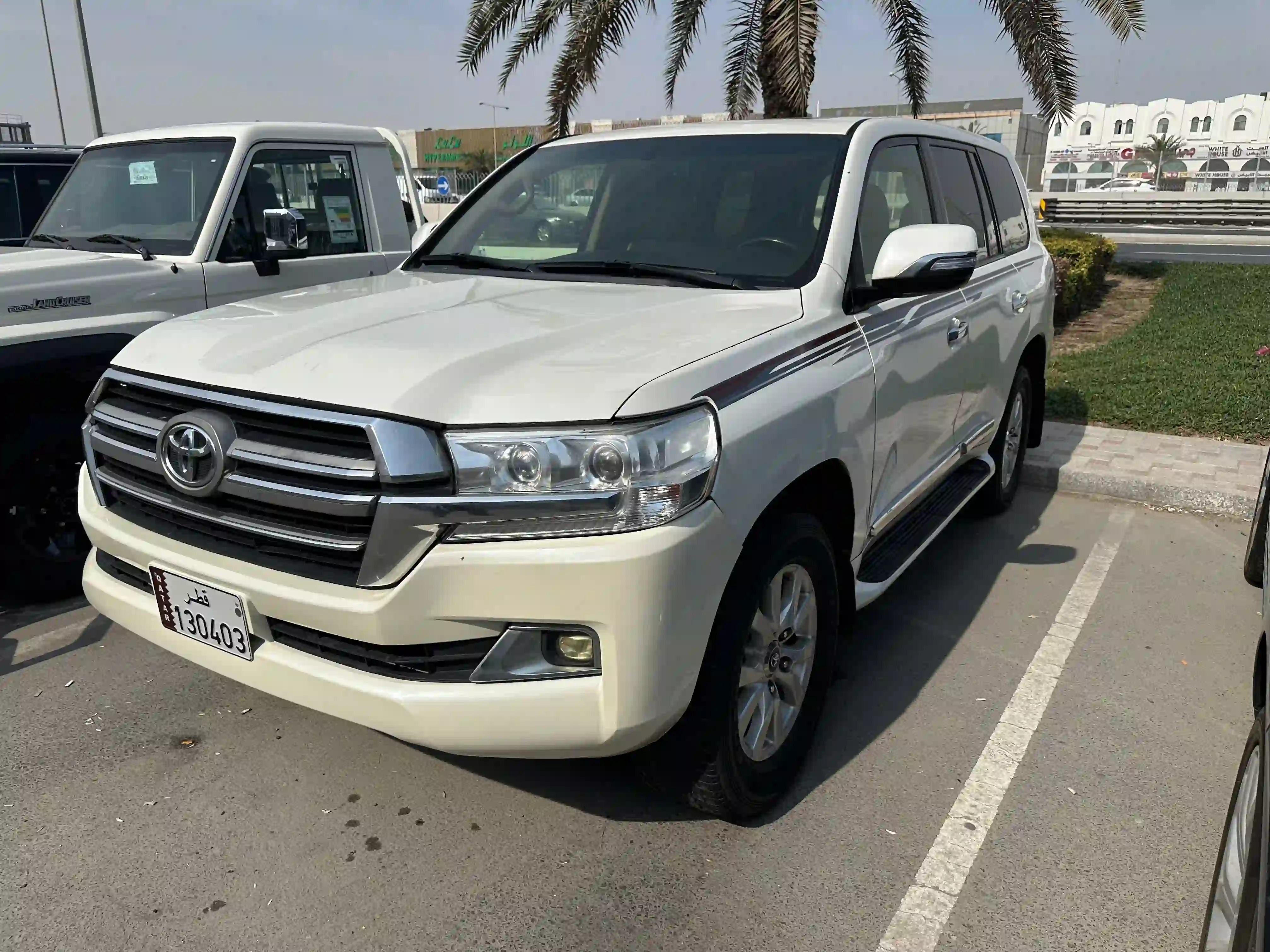 Toyota Land Cruiser GXR v6 2011 - Image 2