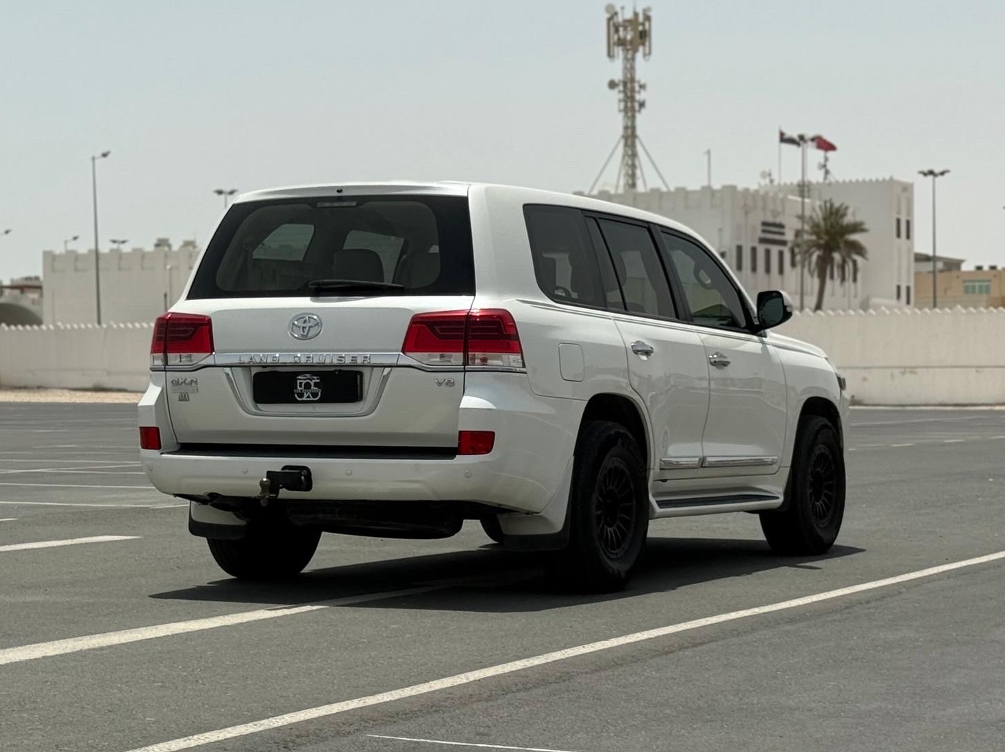 Toyota Land Cruiser GXR white edition V8 - Image 4