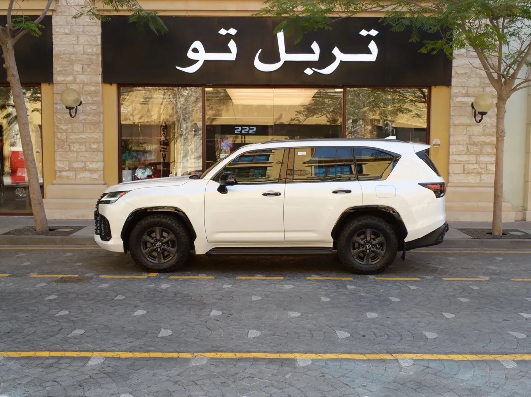 Lexus LX 600 Luxury  2025 - Image 3