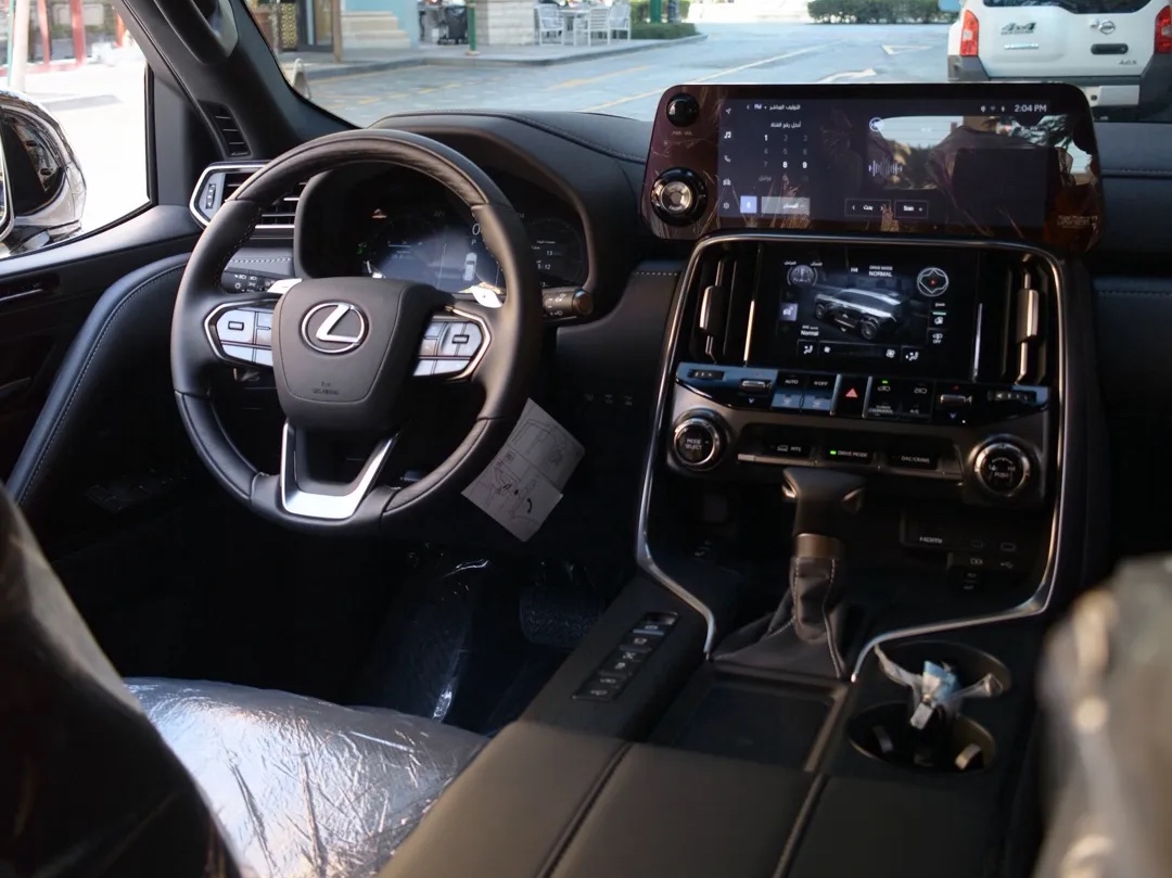 Lexus LX 600 Luxury  2025 - Image 4