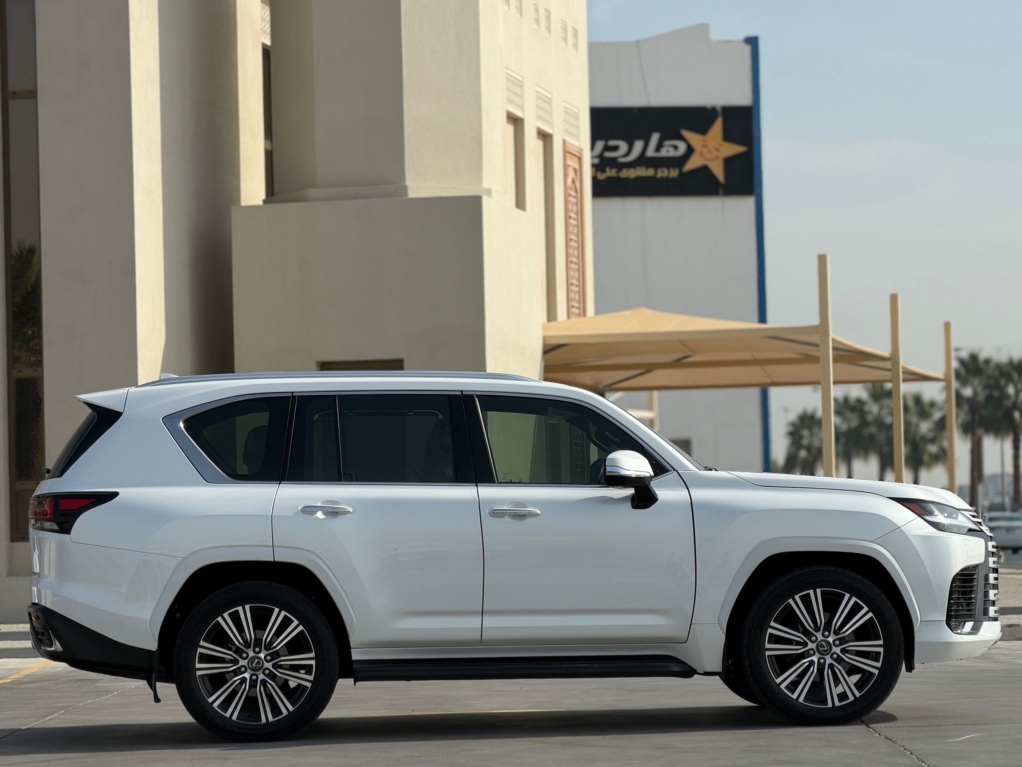 Lexus LX 600 Luxury  2024 - Image 4