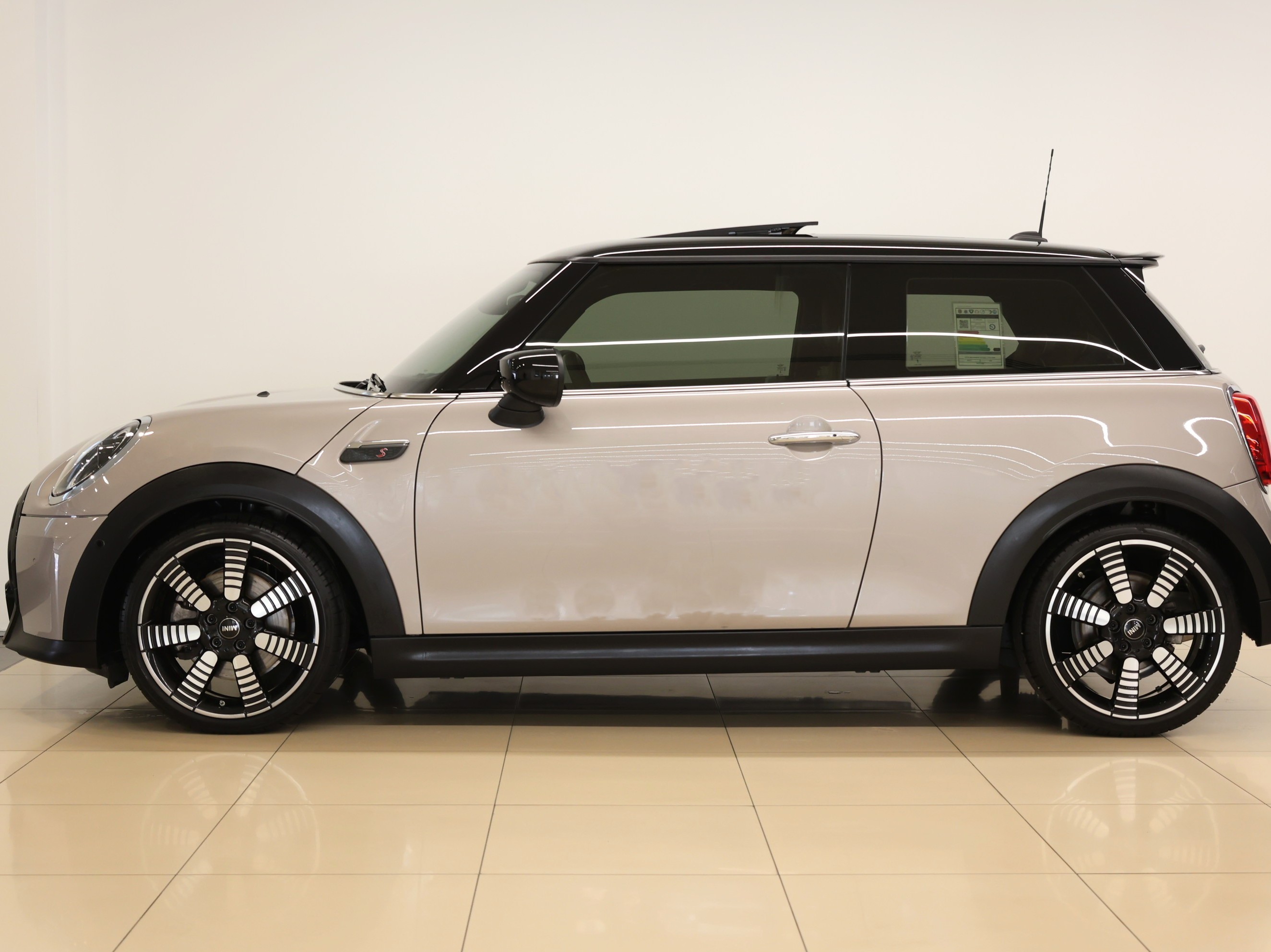 Mini Cooper Classic 2024 - Image 2