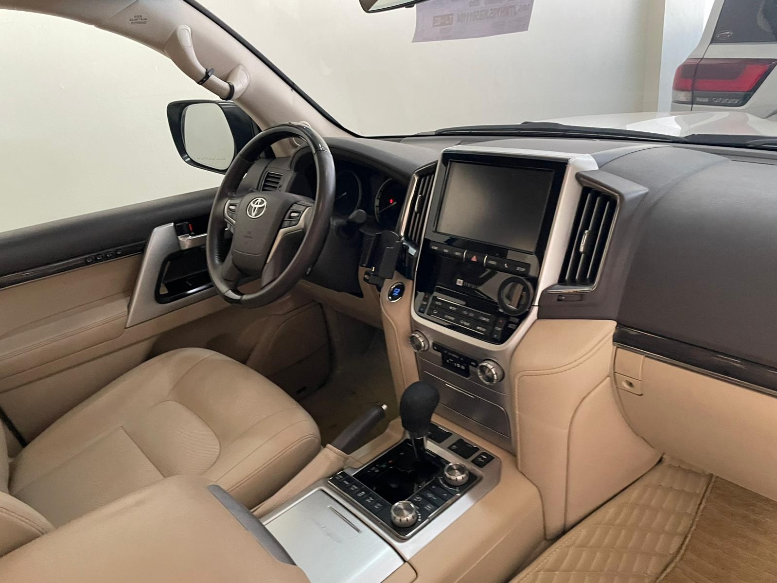 Toyota Land Cruiser VXR Grand Touring 2020 - Image 3