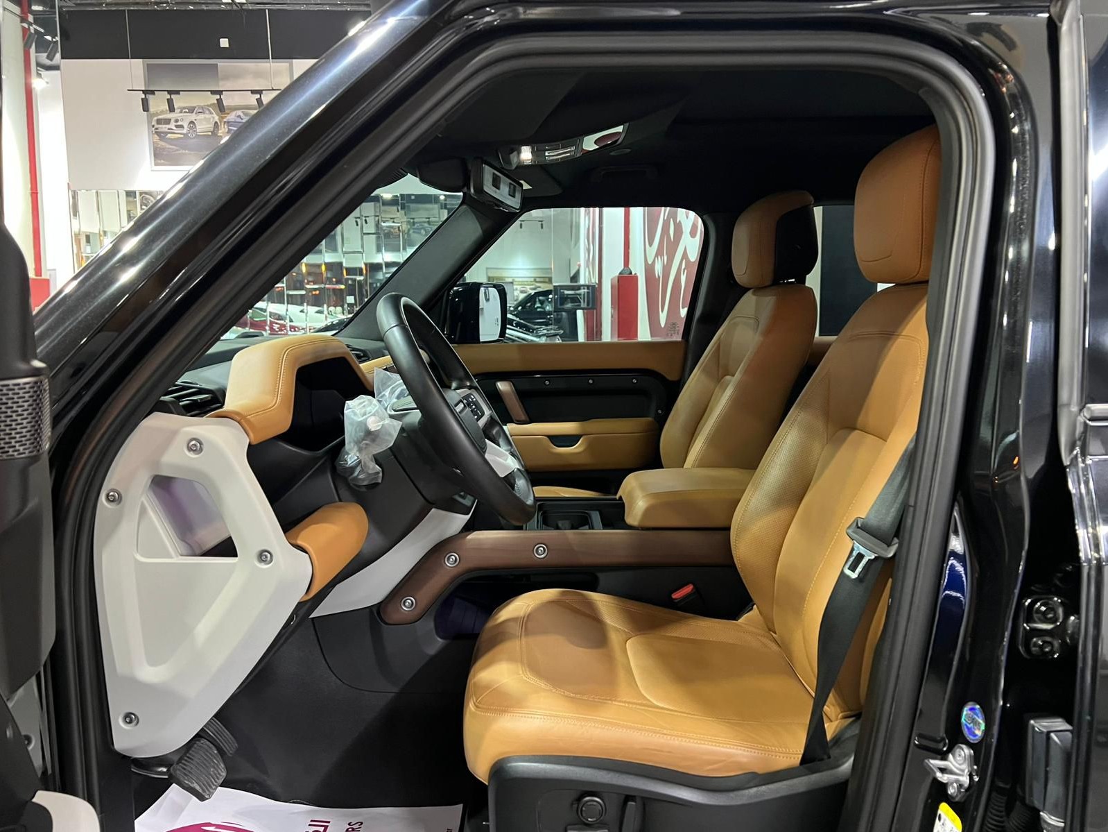 Land Rover Defender 110 HSE 2024 - Image 2
