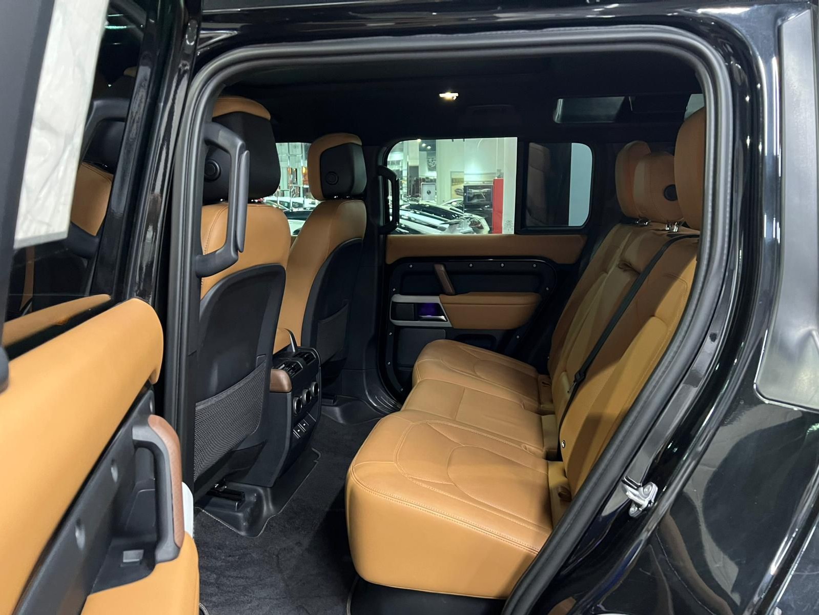 Land Rover Defender 110 HSE 2024 - Image 3