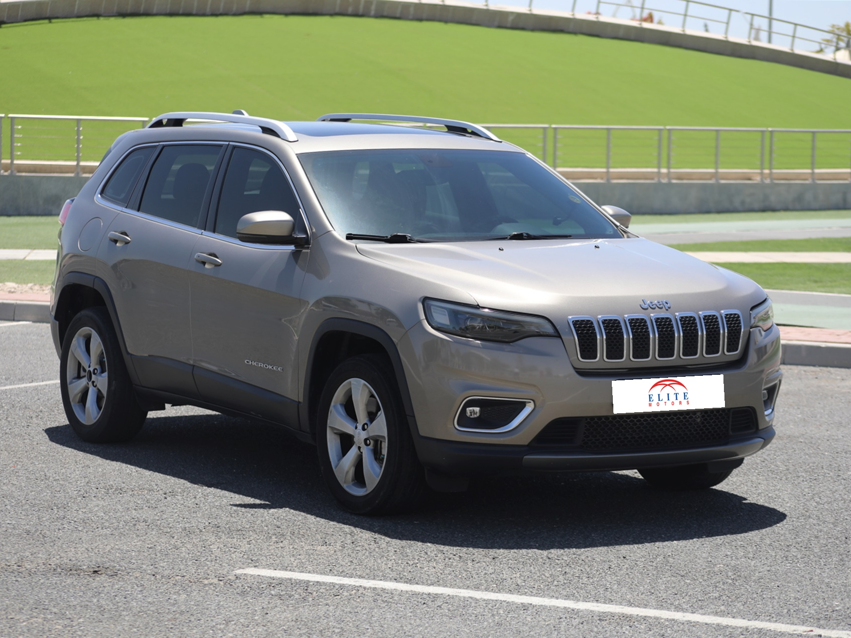 Jeep Cherokee Limited — photo 11 for sale in Qatar