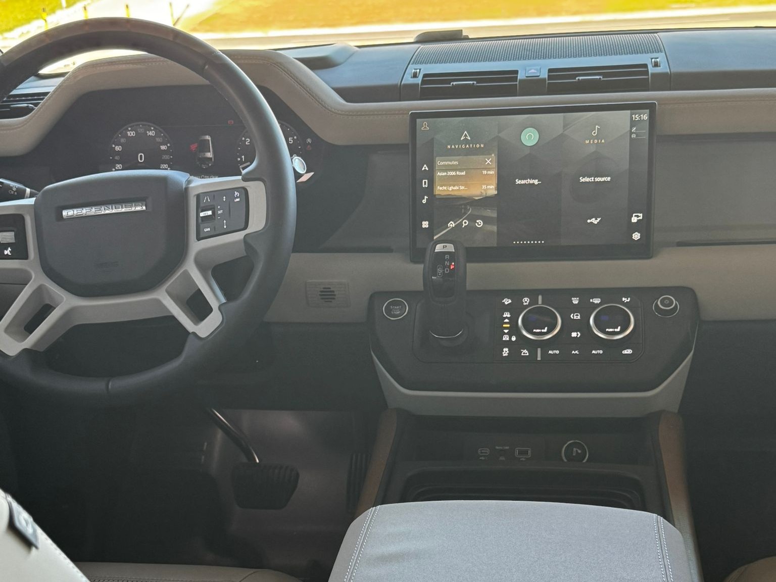 Land Rover Defender 130 HSE 2023 - Image 4