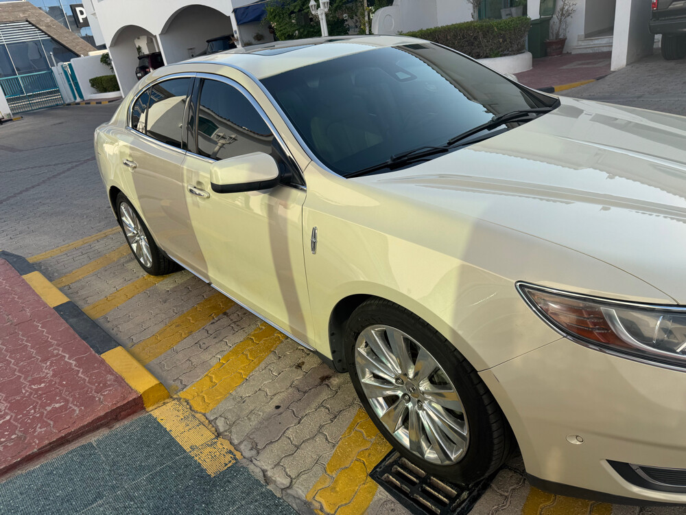 Lincoln MKS 2015 - Image 2