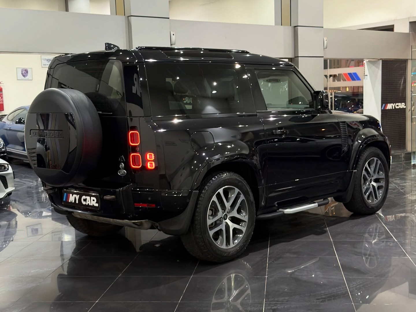 Land Rover Defender 90 3.0i6 X-Dynamic SE 2023 - Image 3