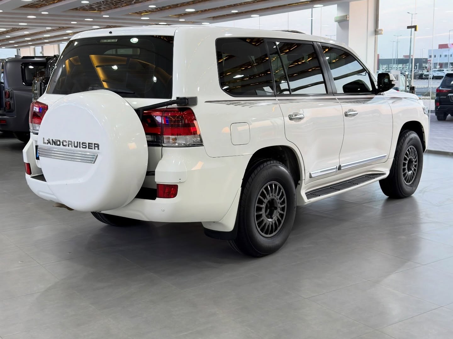 Toyota Land Cruiser GXR v8 2019 - Image 3