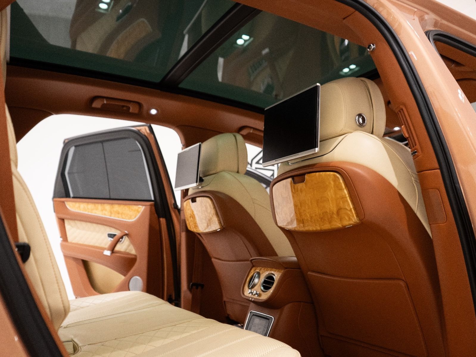 Bentley Bentayga 2018 - Image 2