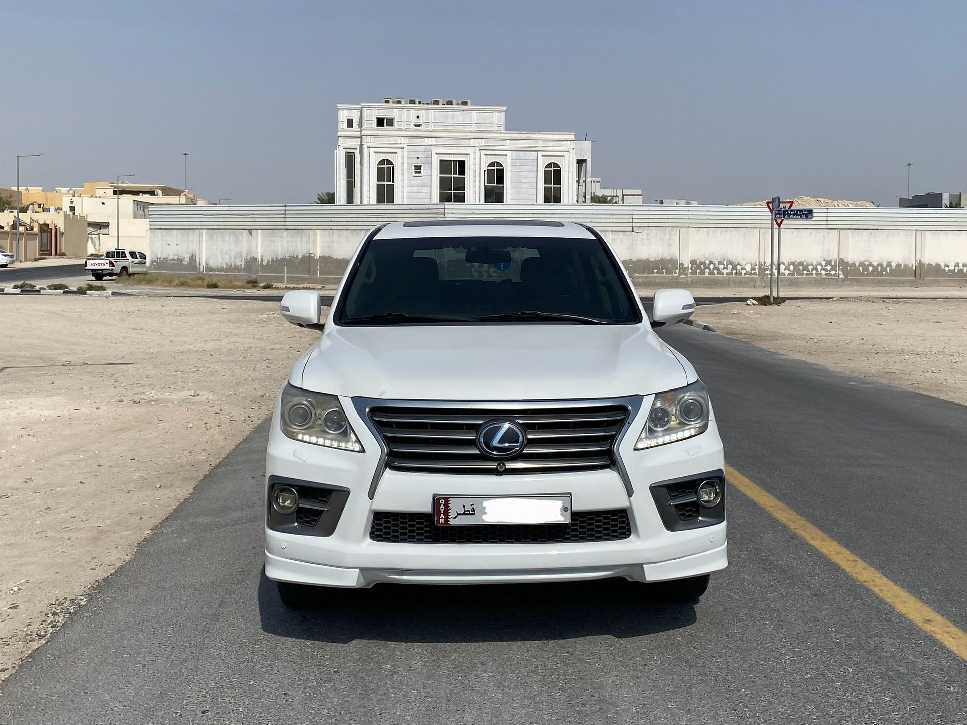 Lexus LX 570 2011 - Image 2