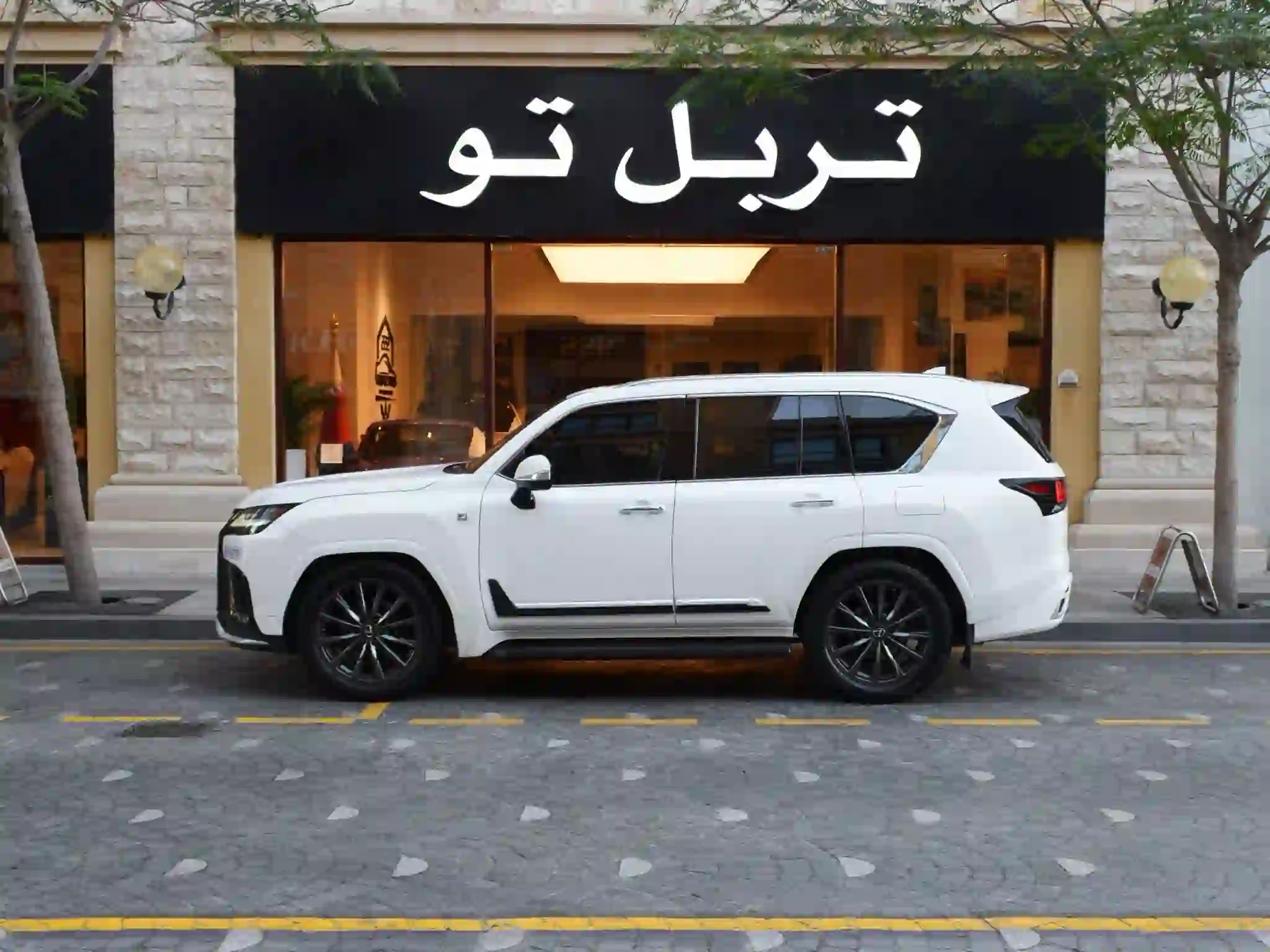 Lexus LX 600  F-Sport 2023 - Image 4