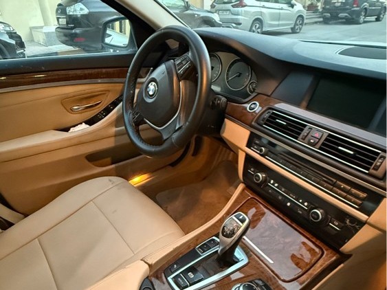 BMW 5-Series 523 i 2011 - Image 4