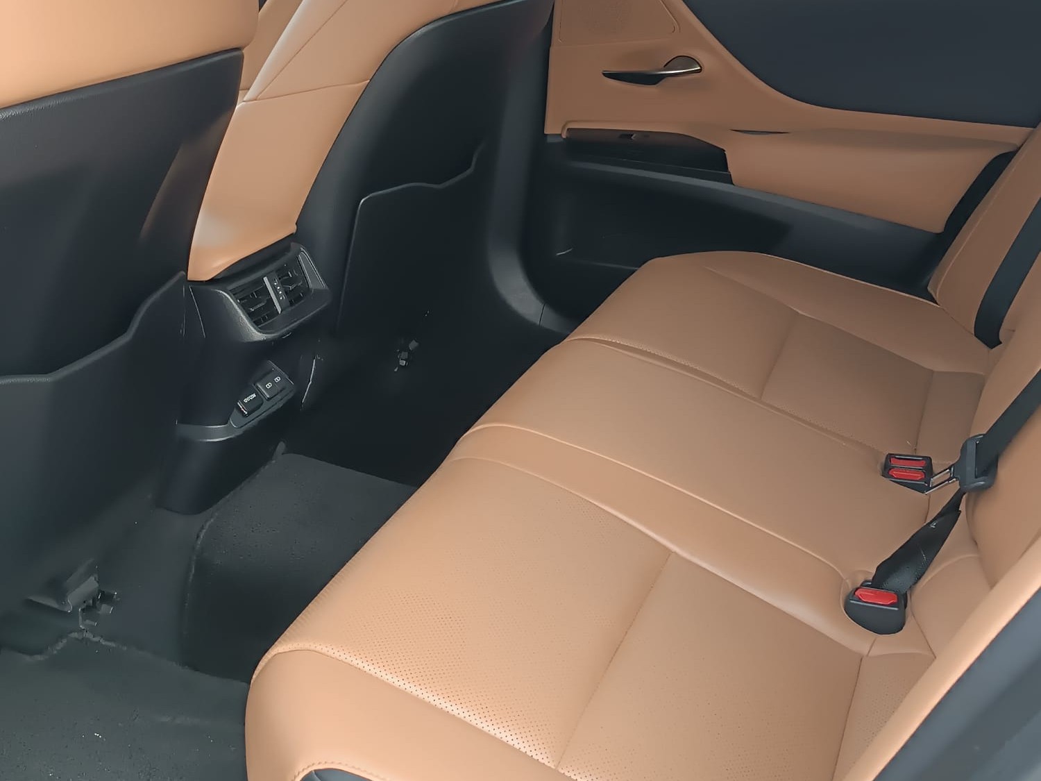 Lexus ES 300h 2023 - Image 4
