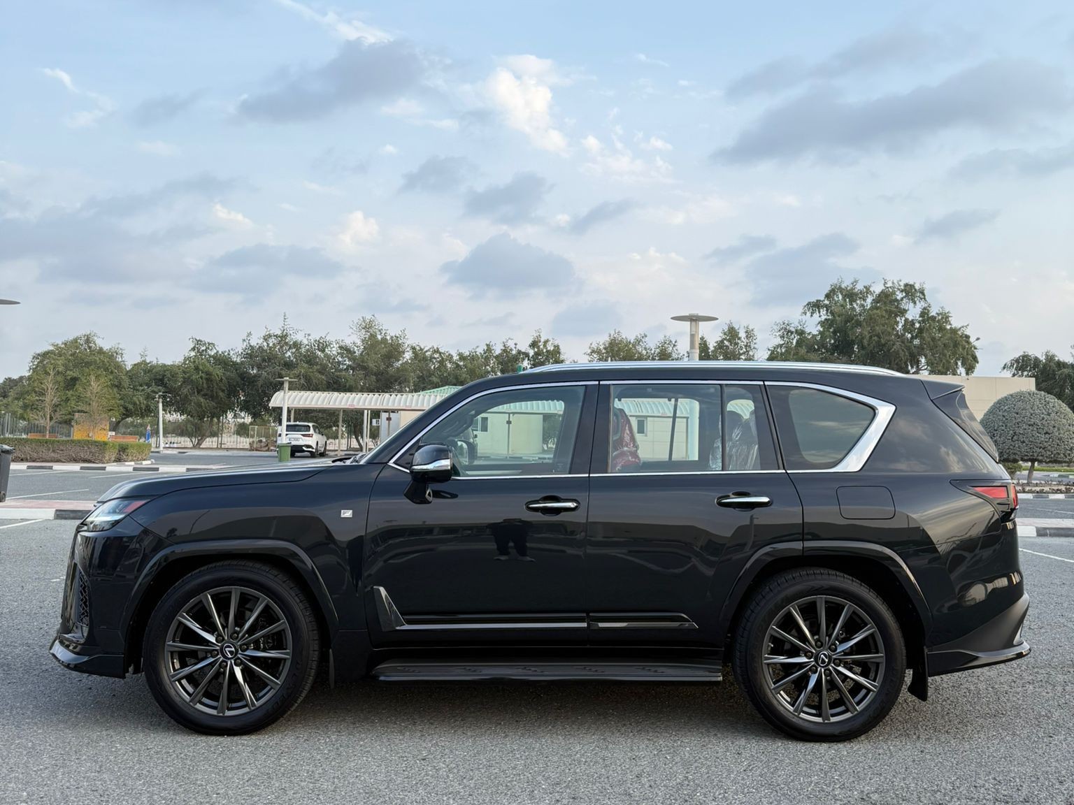 Lexus LX 600  F-Sport 2023 - Image 3