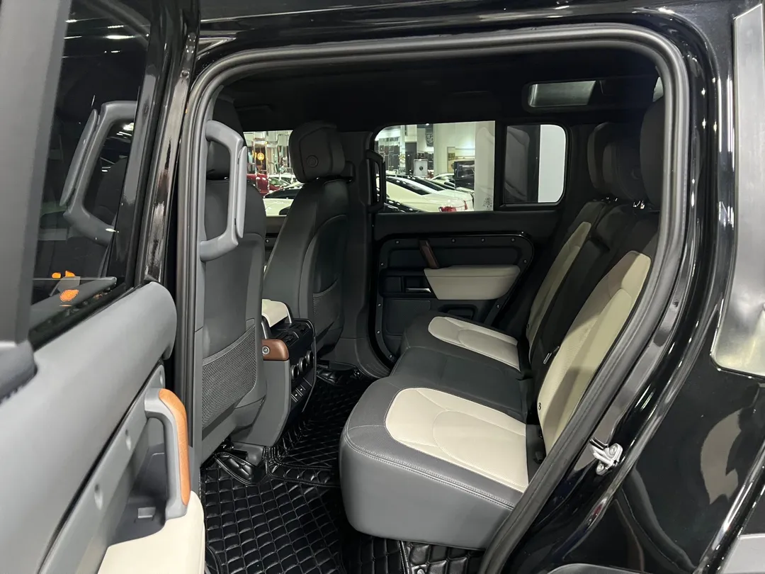 Land Rover Defender 110 2023 - Image 3