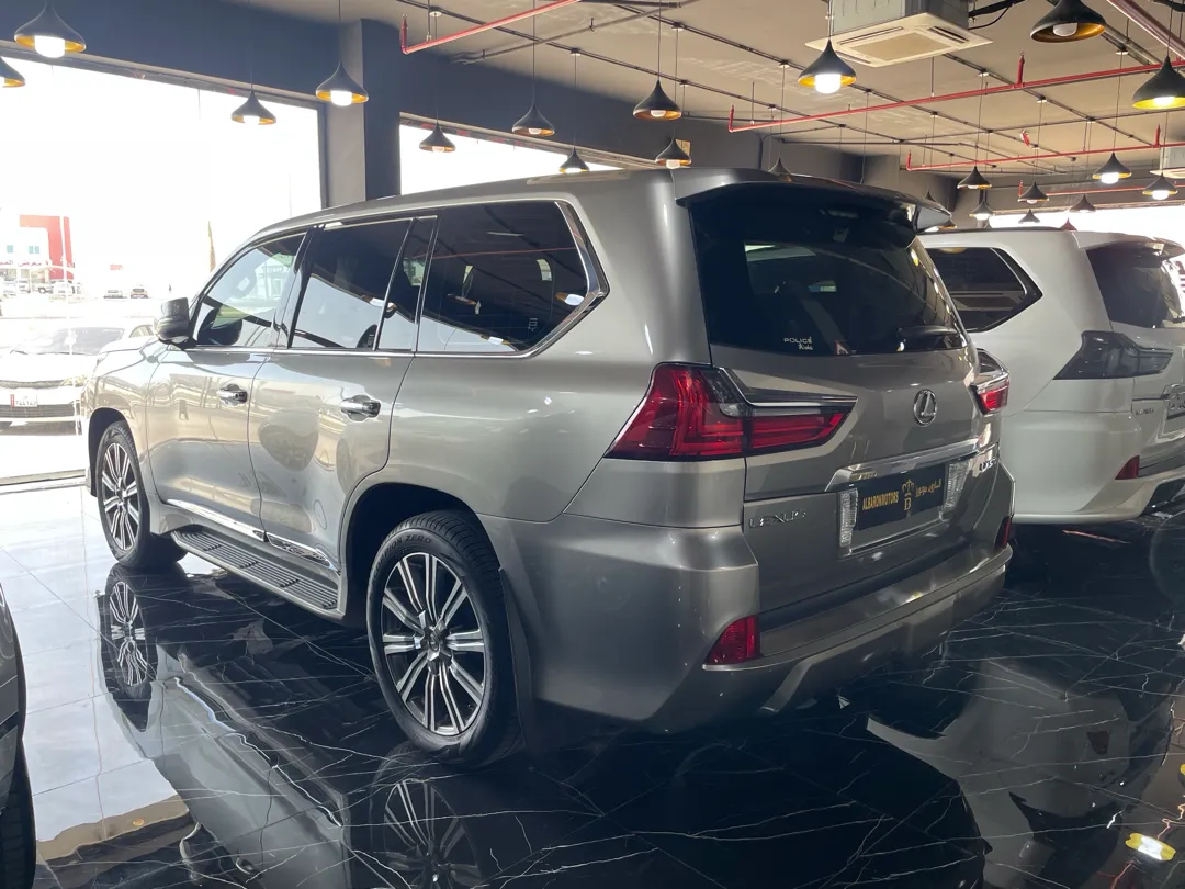 Lexus LX 570 2016 - Image 2