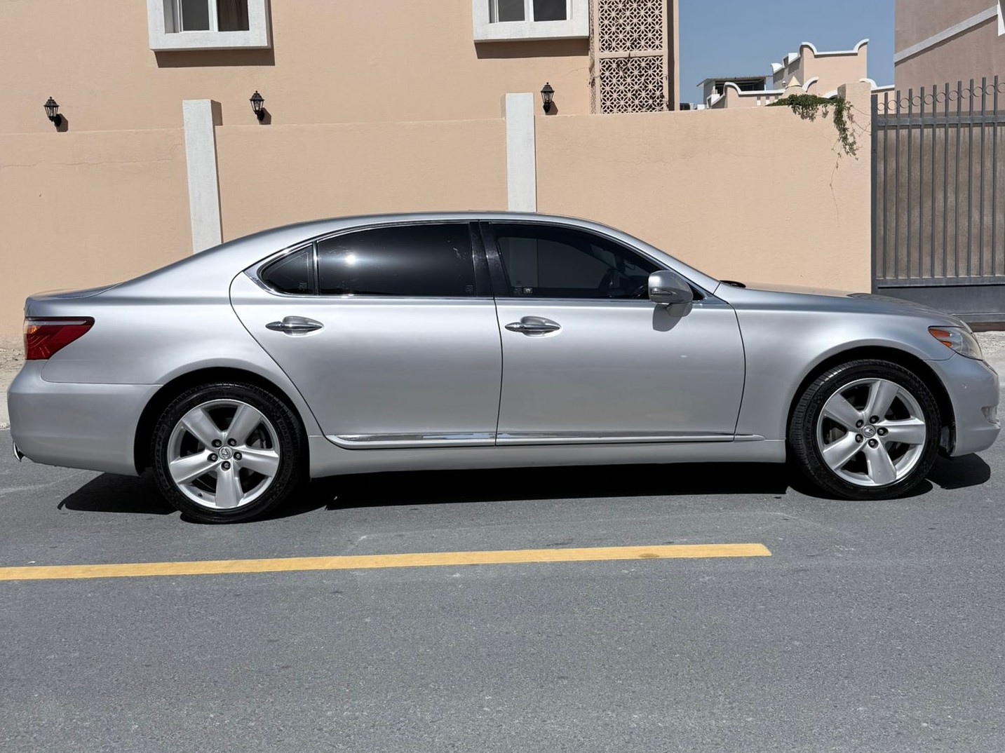 Lexus LS 460 L 2010 - Image 2