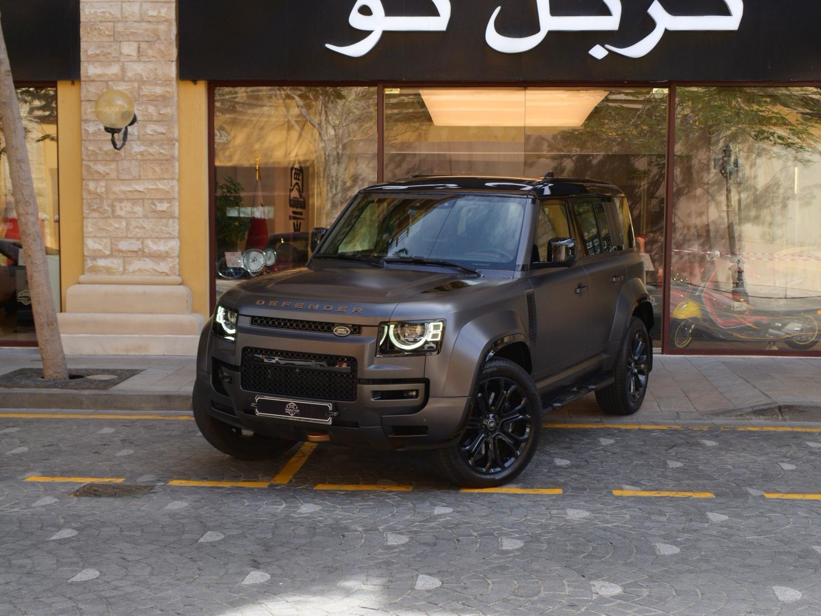 Land Rover Defender OCTA 2025 - Image 1