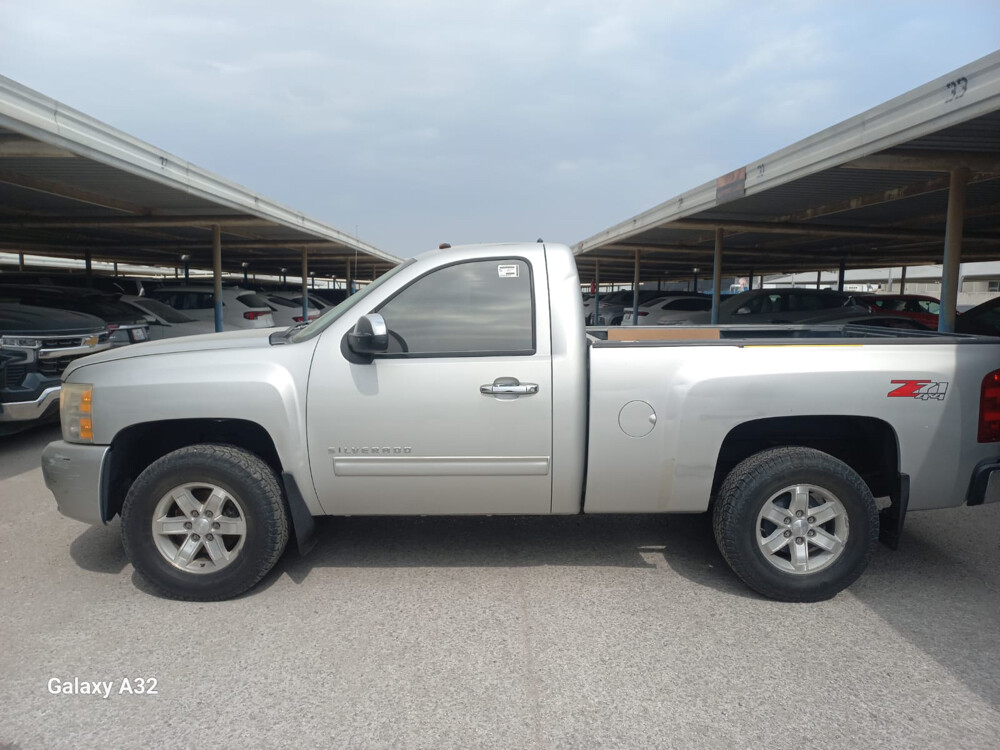 Chevrolet Silverado 3100 2011 - Image 2