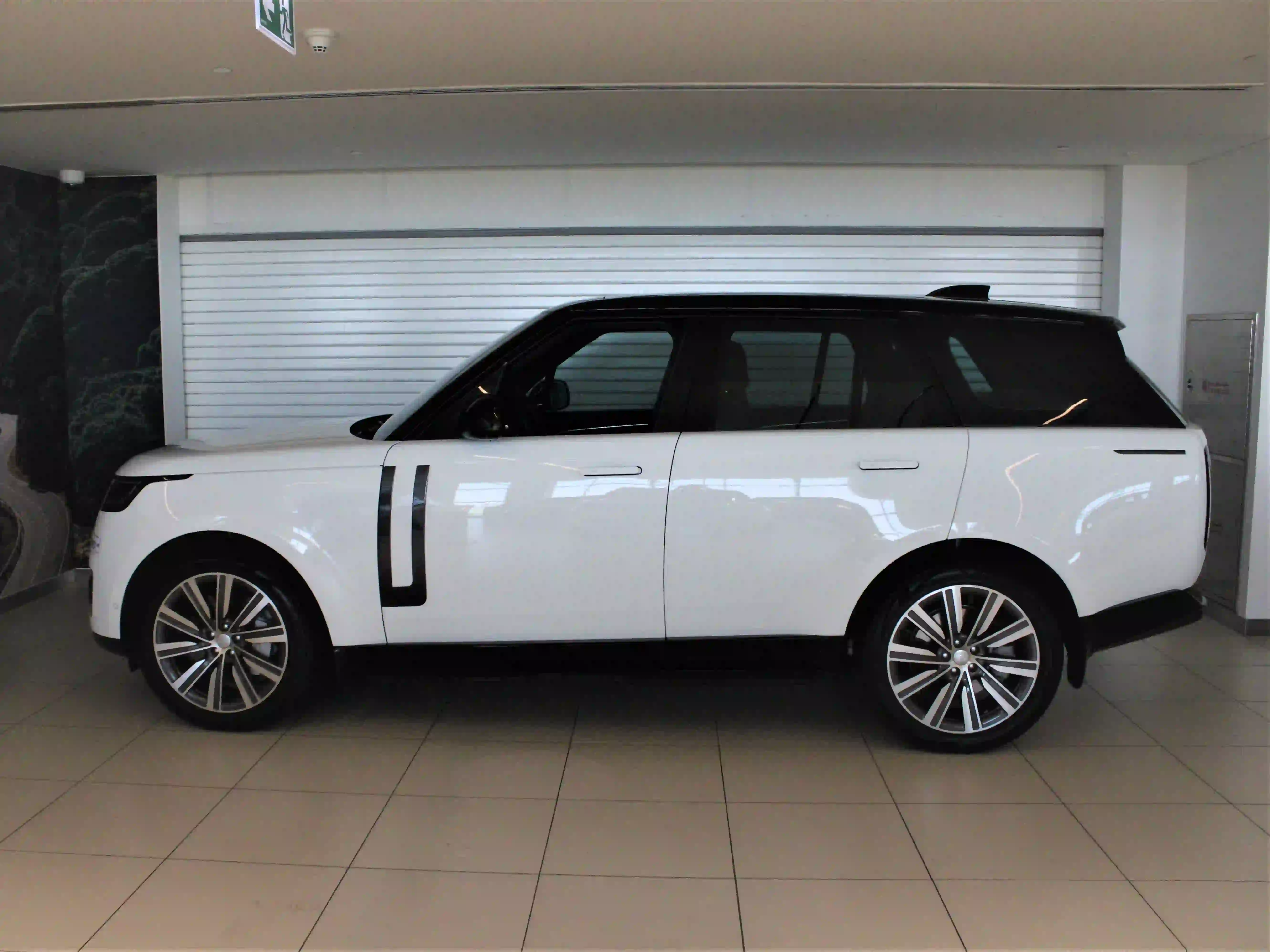 Land Rover Range Rover Vogue HSE 2023 - Image 3