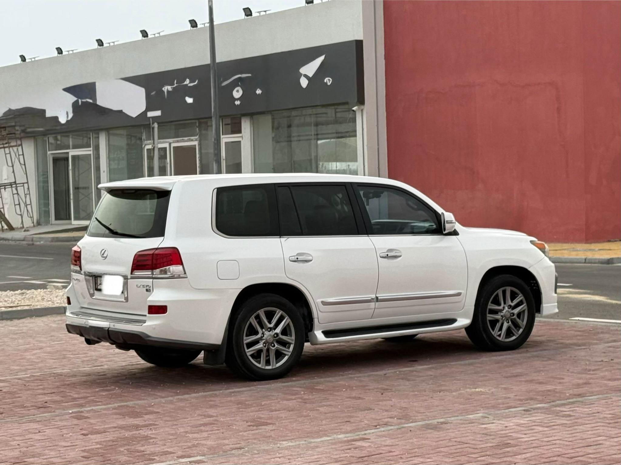 Lexus LX 570 S 2015 - Image 4