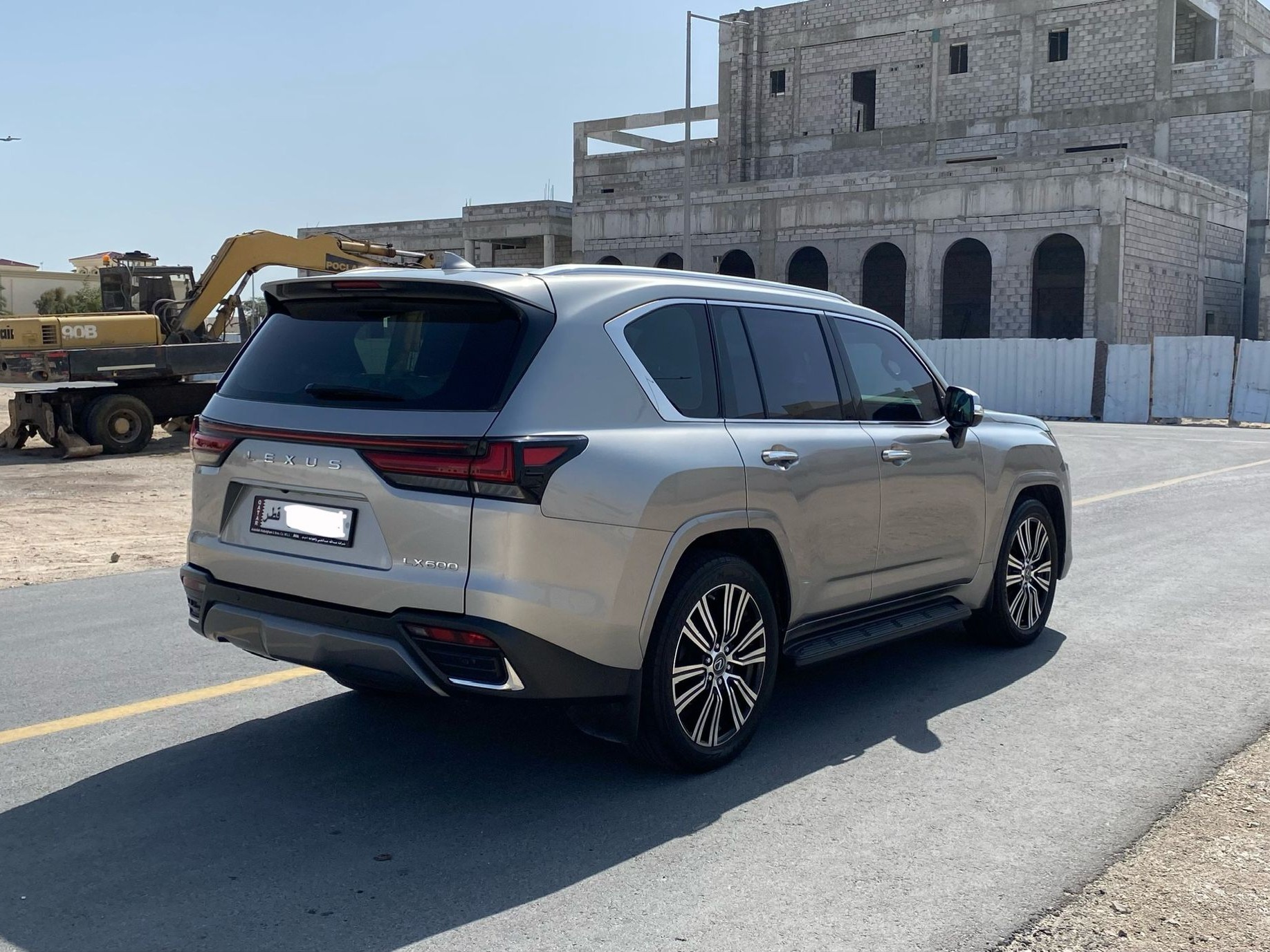 Lexus LX 600 Luxury  2023 - Image 4
