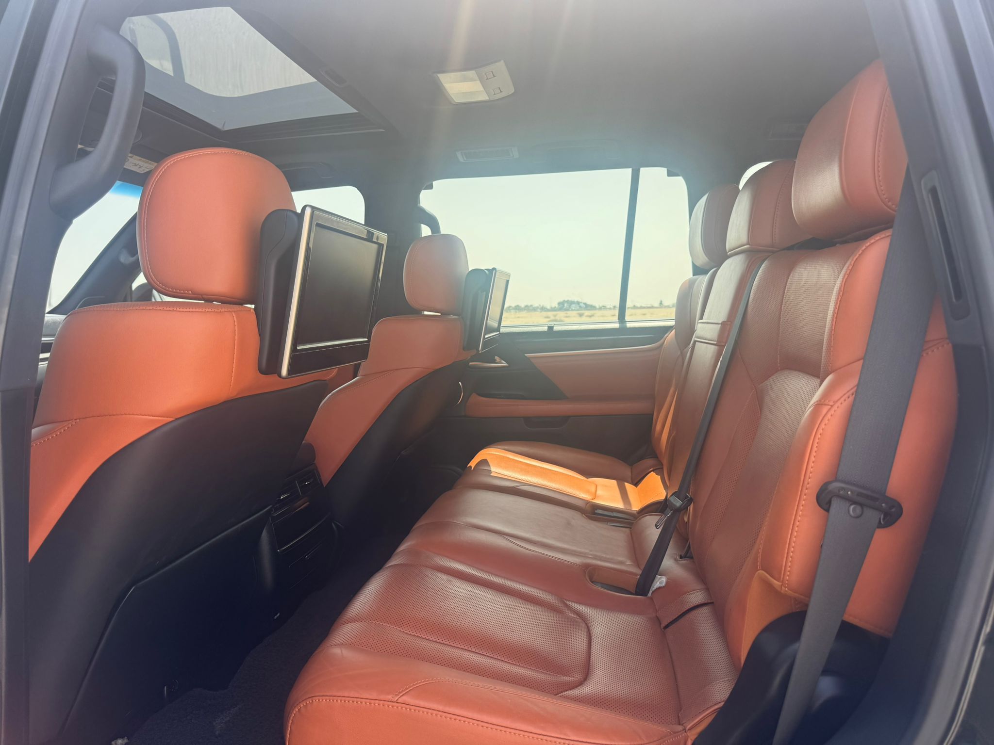 Lexus LX 570 2016 - Image 2