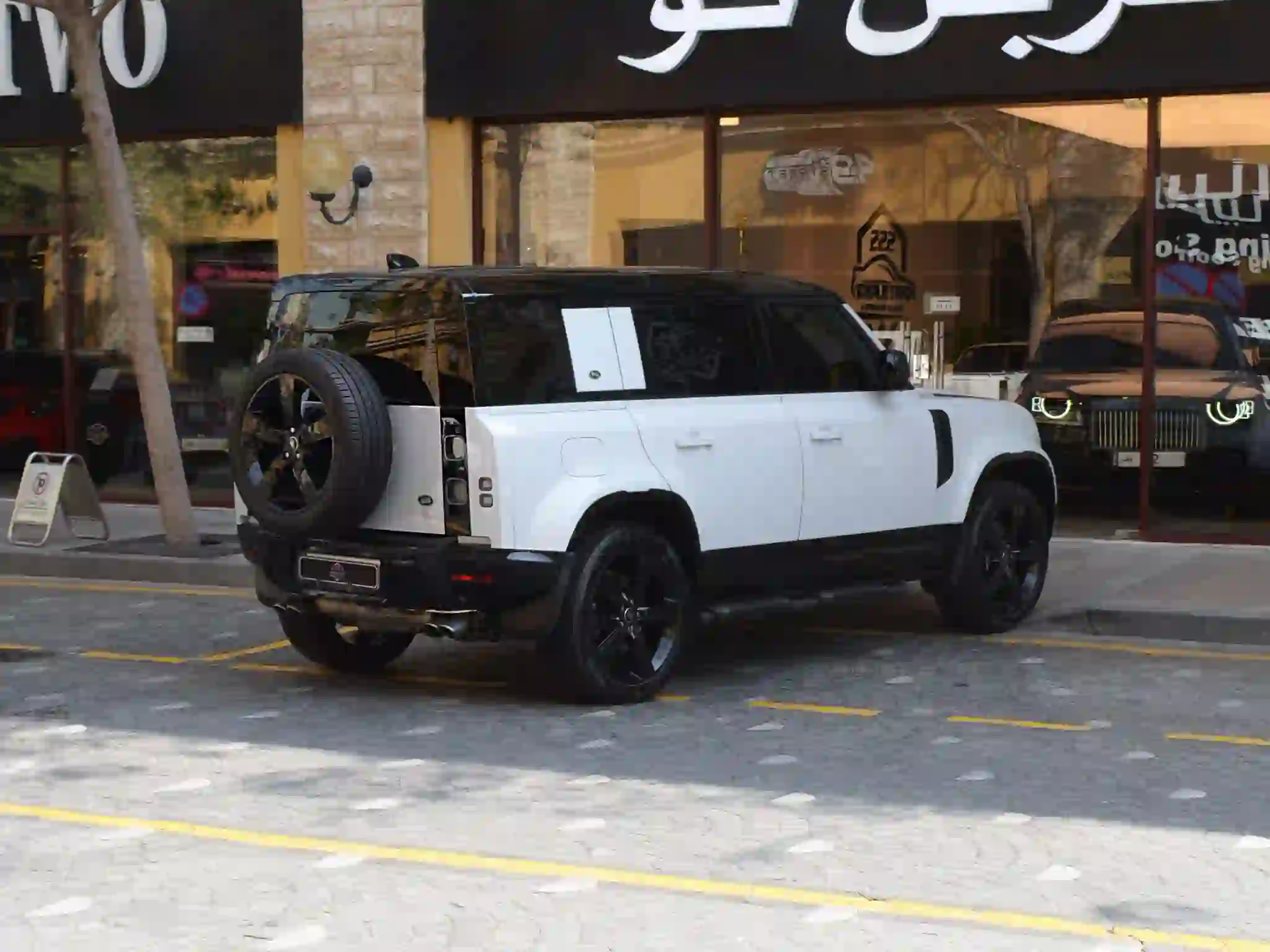 Land Rover Defender 110 HSE V8 2023 - Image 2