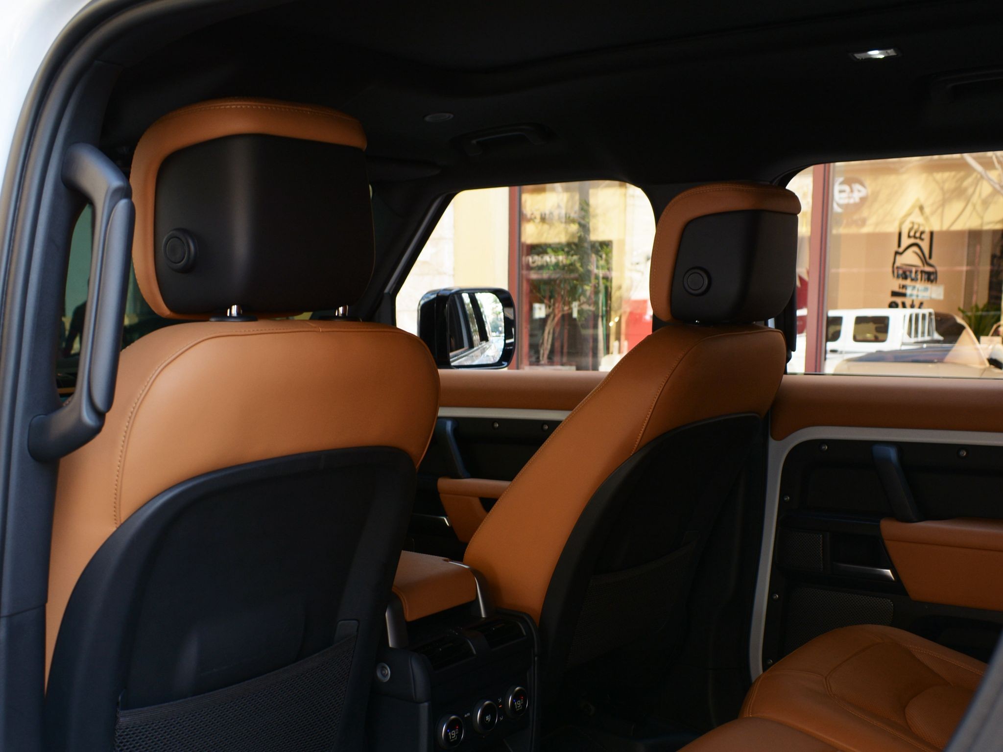 Land Rover Defender 110 HSE V8 2023 - Image 3