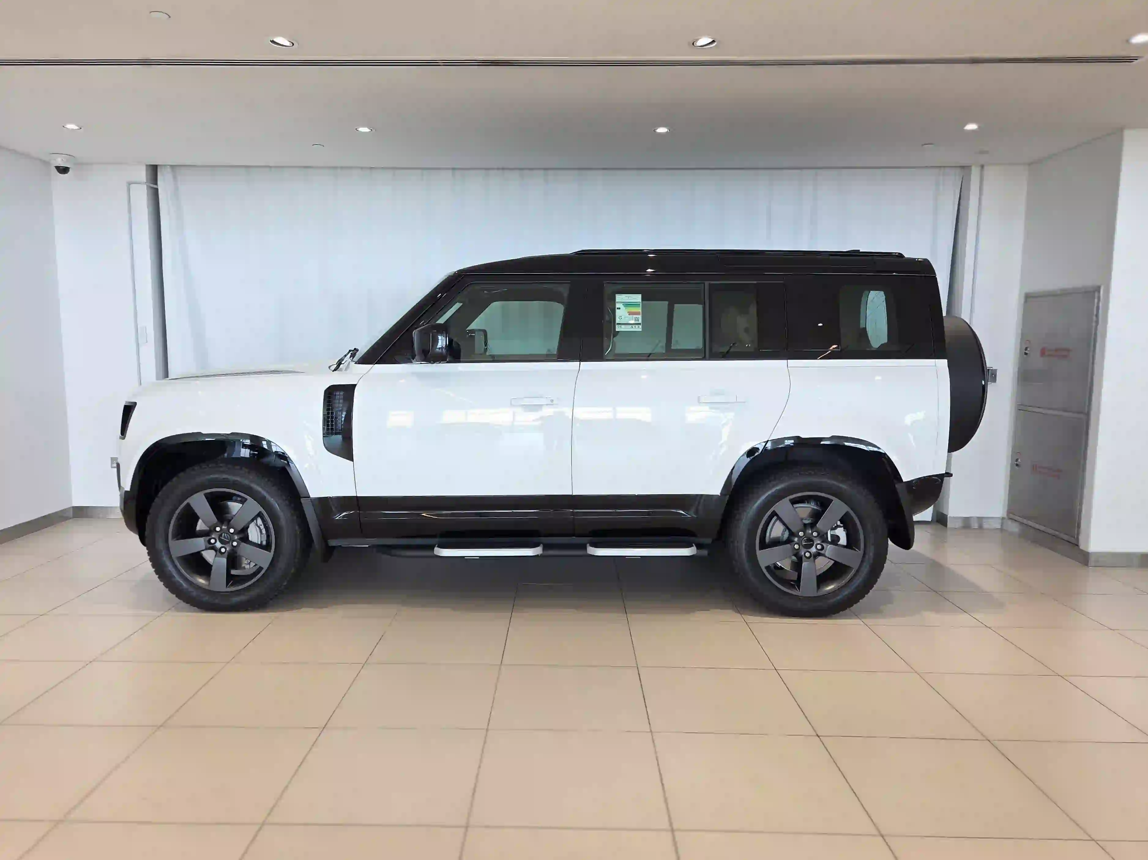 Land Rover Defender 110 3.0i6 X-Dynamic SE 2026 - Image 2