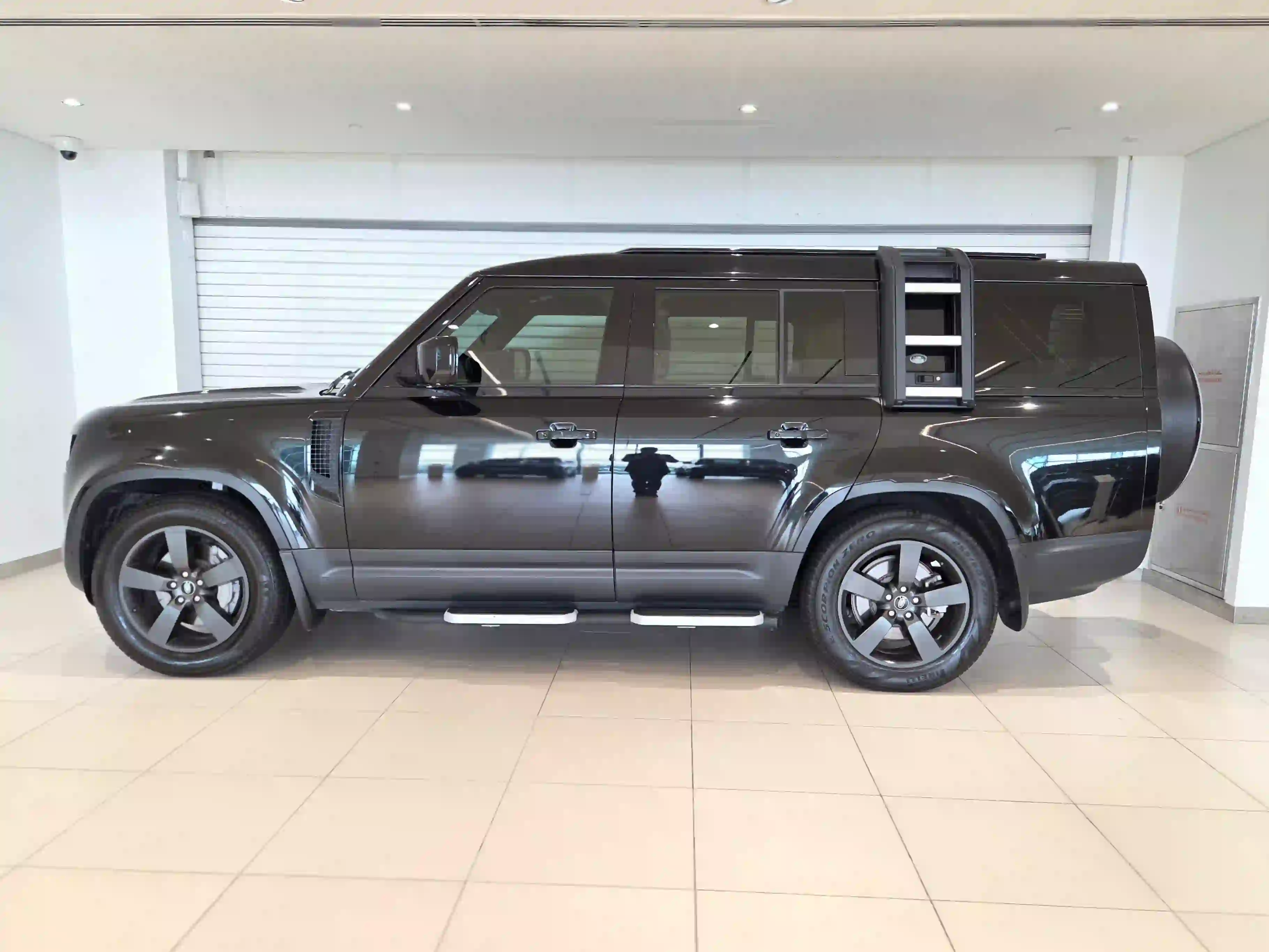 Land Rover Defender 130 HSE 2023 - Image 3