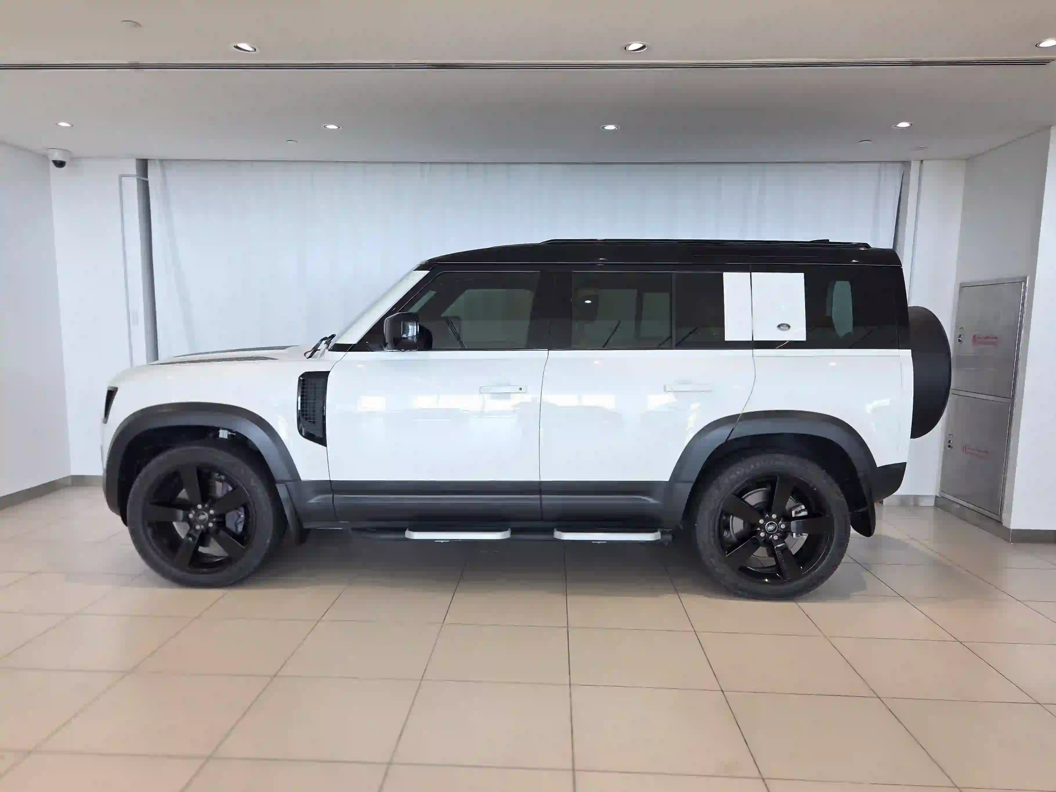 Land Rover Defender 110 3.0i6 HSE 2024 - Image 3