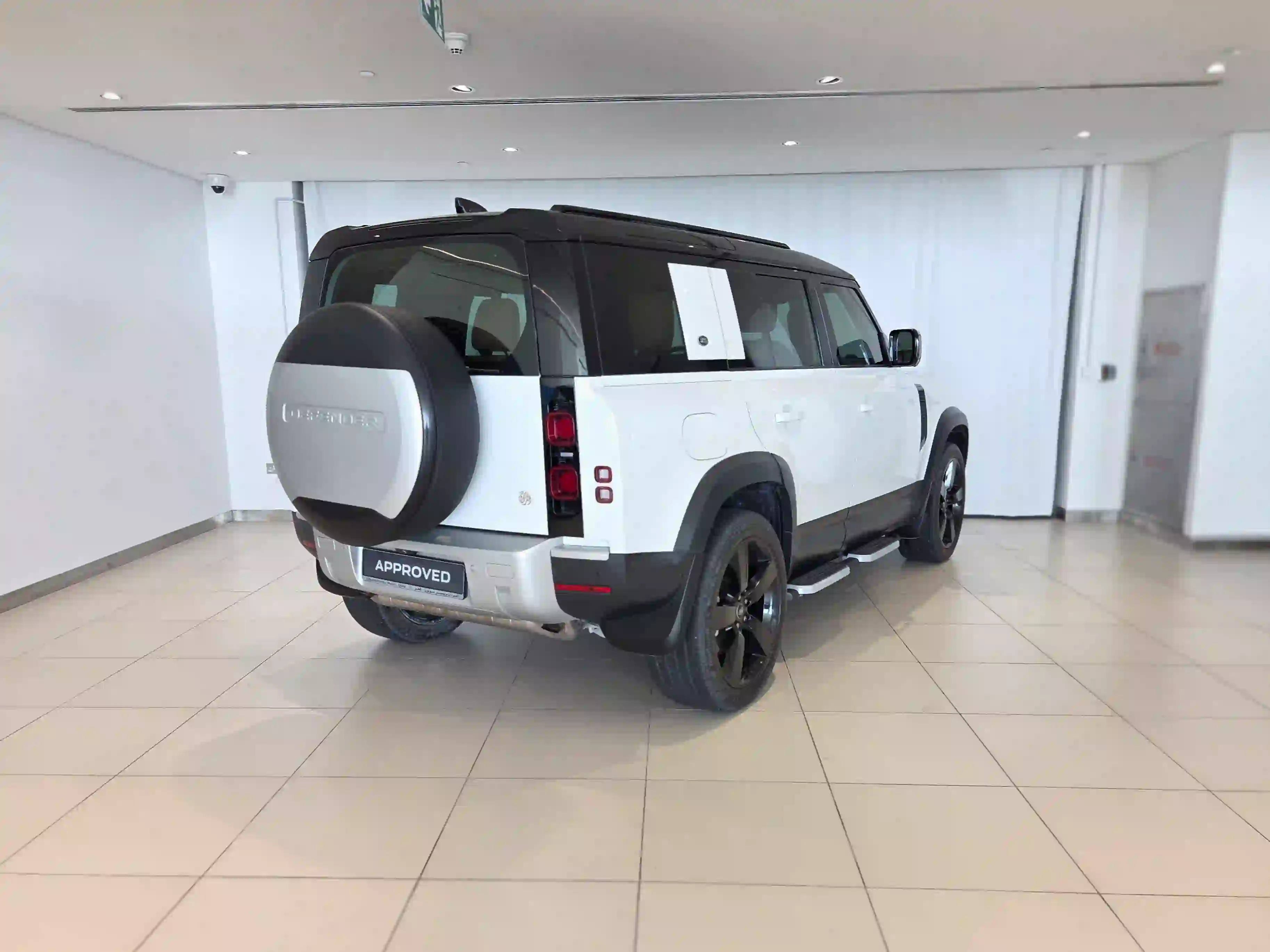 Land Rover Defender 110 3.0i6 HSE 2024 - Image 4