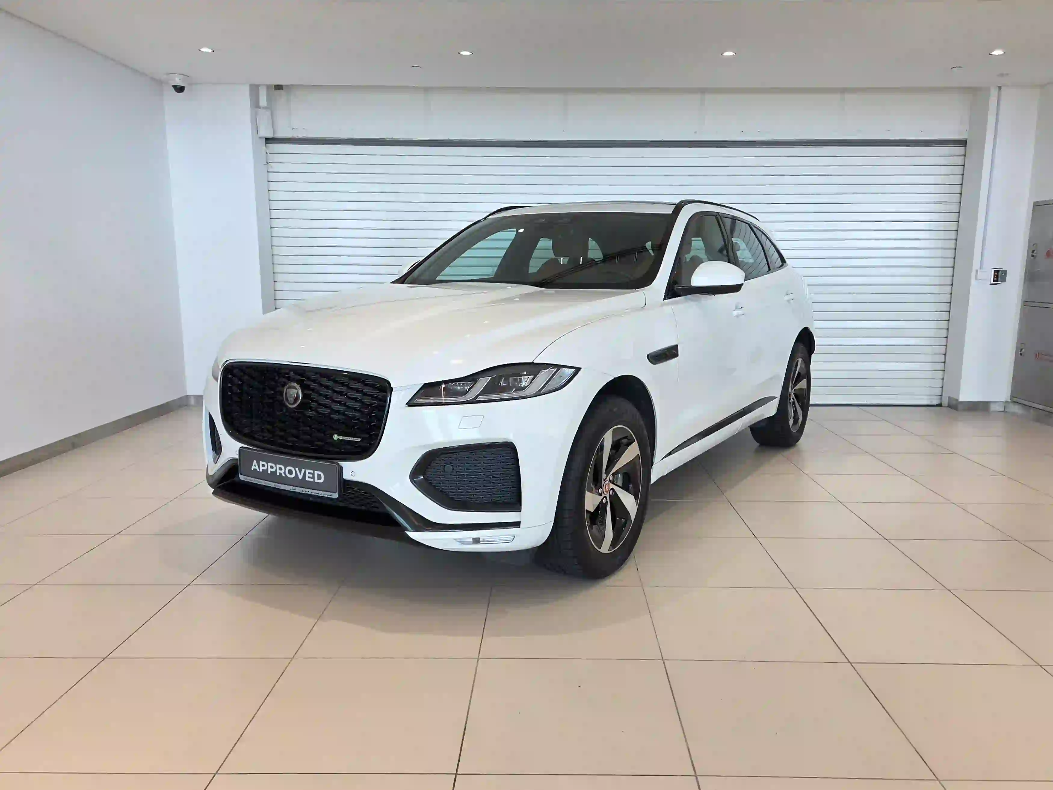 Jaguar F-PACE 2.0 i4 R-Dynamic SE 2023 - Image 1