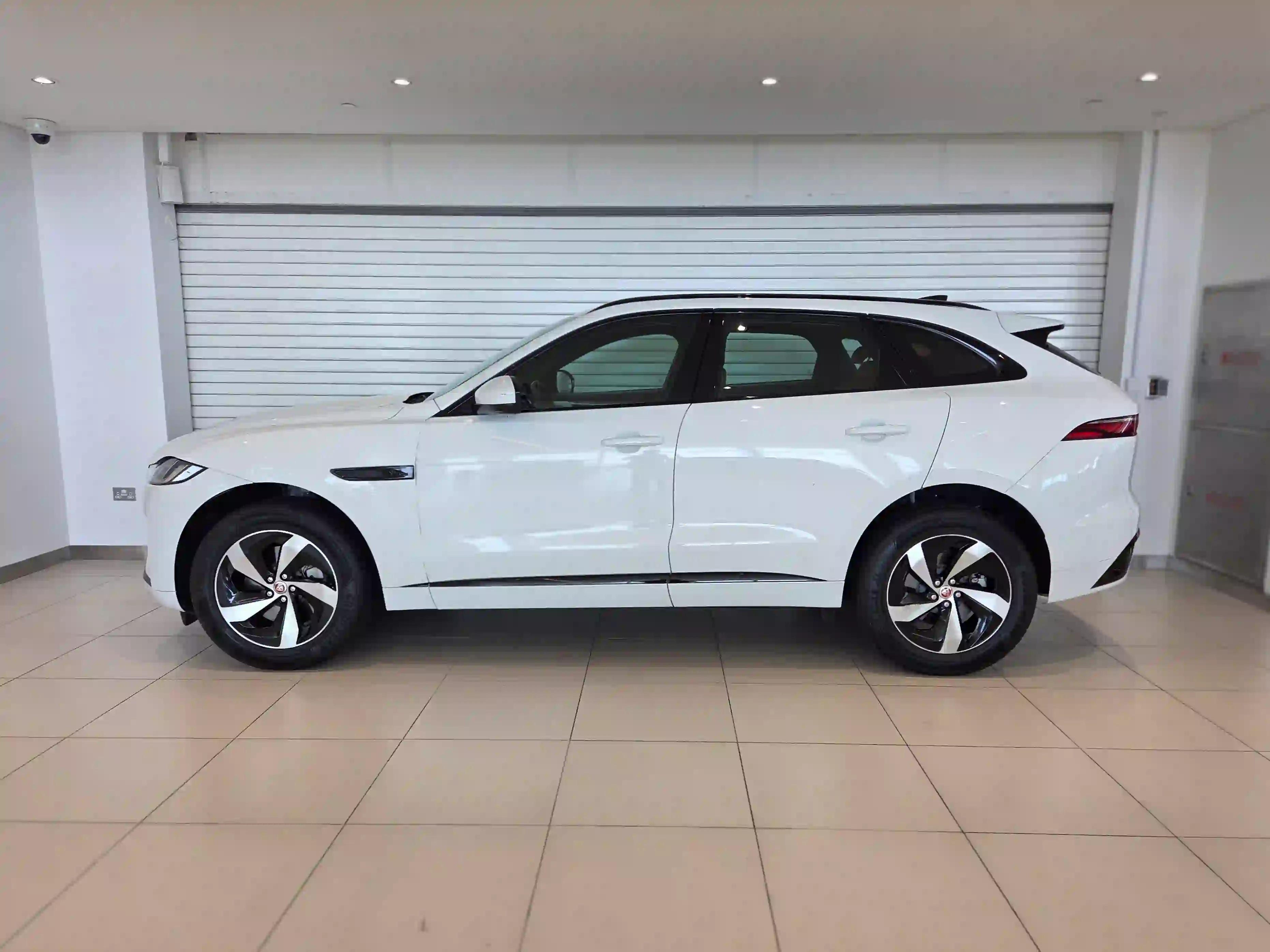 Jaguar F-PACE 2.0 i4 R-Dynamic SE 2023 - Image 3