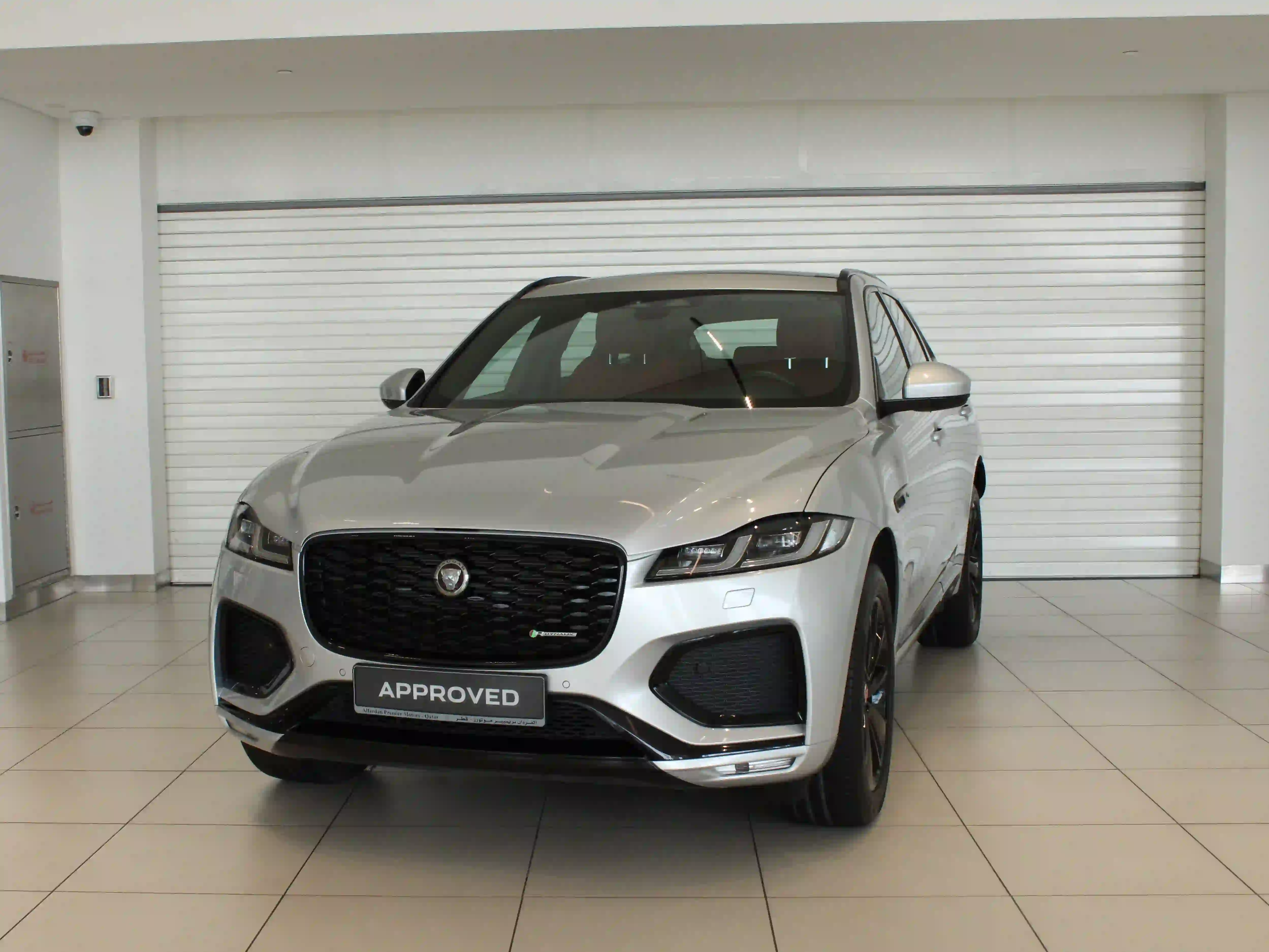 Jaguar F-PACE 2.0 i4 R-Dynamic SE 2023 - Image 2
