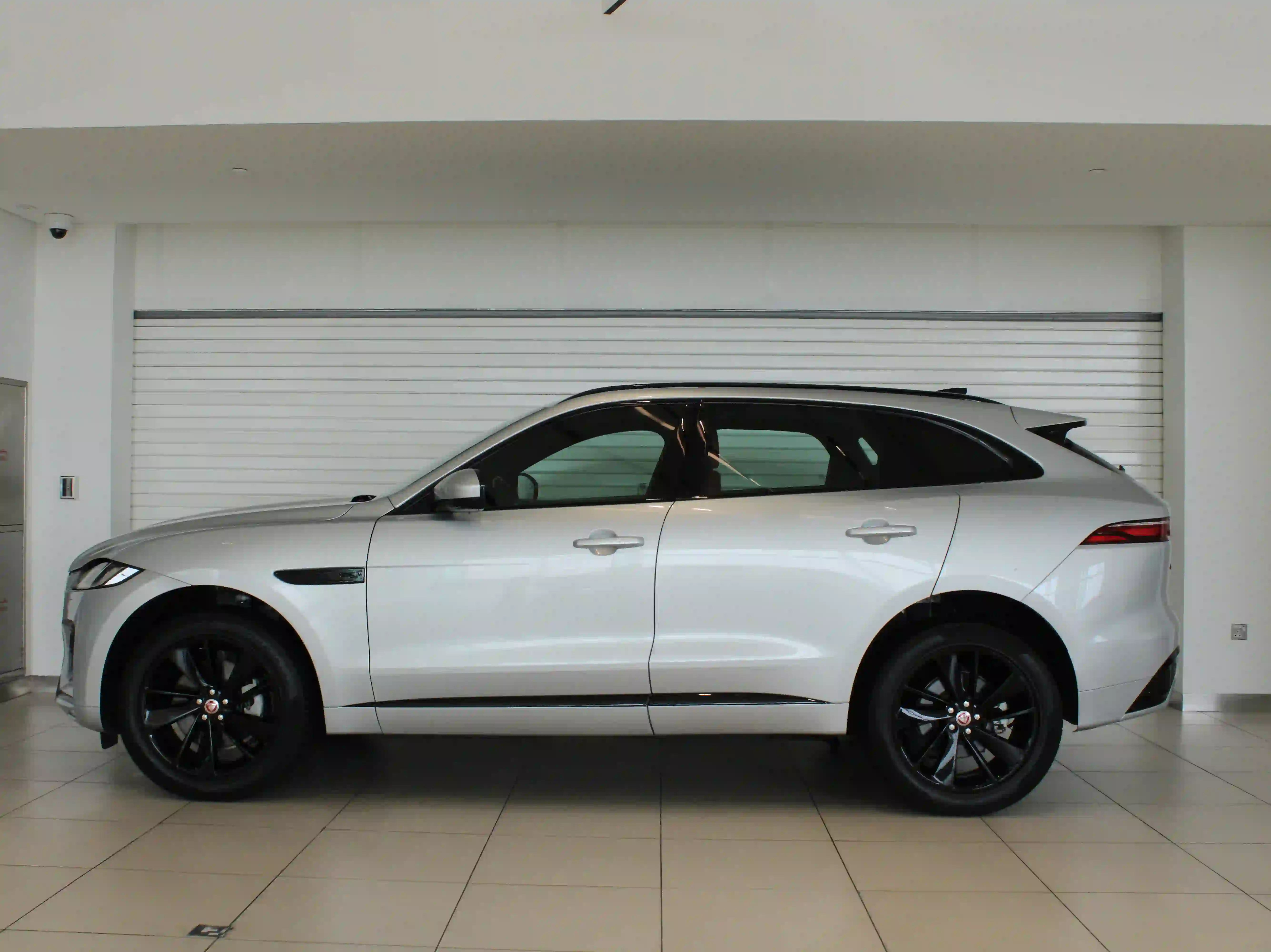 Jaguar F-PACE 2.0 i4 R-Dynamic SE 2023 - Image 3