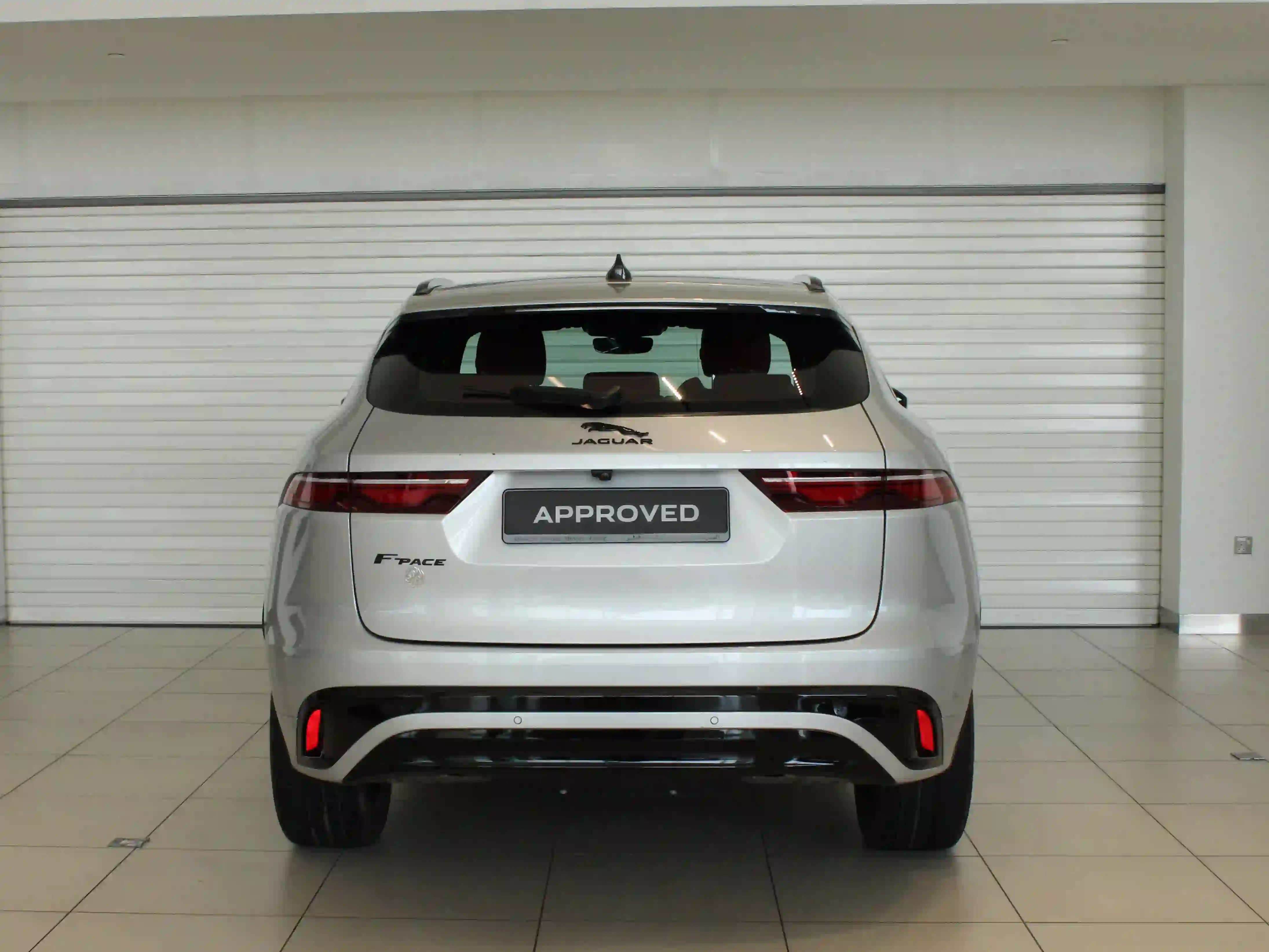 Jaguar F-PACE 2.0 i4 R-Dynamic SE 2023 - Image 4