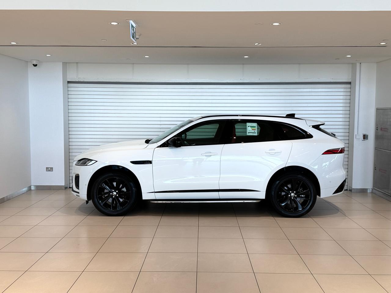 Jaguar F-PACE 2.0 i4 R-Dynamic SE 2024 - Image 2