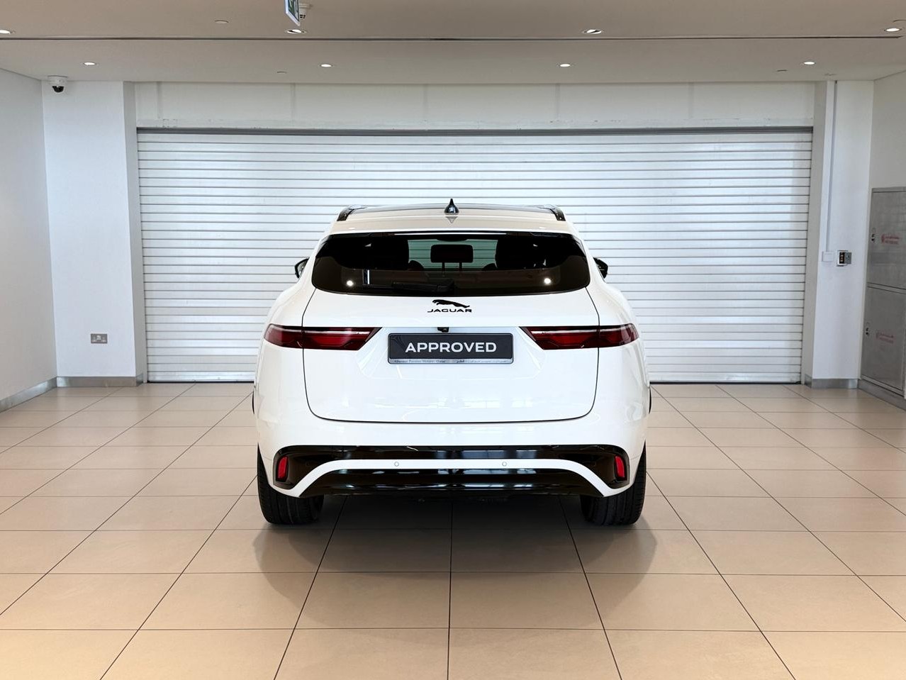Jaguar F-PACE 2.0 i4 R-Dynamic SE 2024 - Image 3