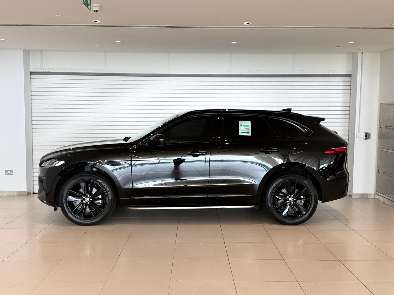 Jaguar F-PACE 2.0 i4 R-Dynamic SE 2024 - Image 3