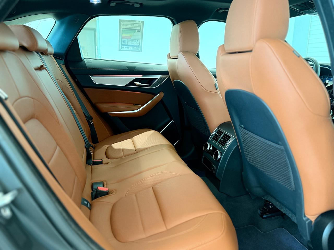 جاكوار F-PACE 2.0 i4 R-Dynamic SE 2024 - Image 4