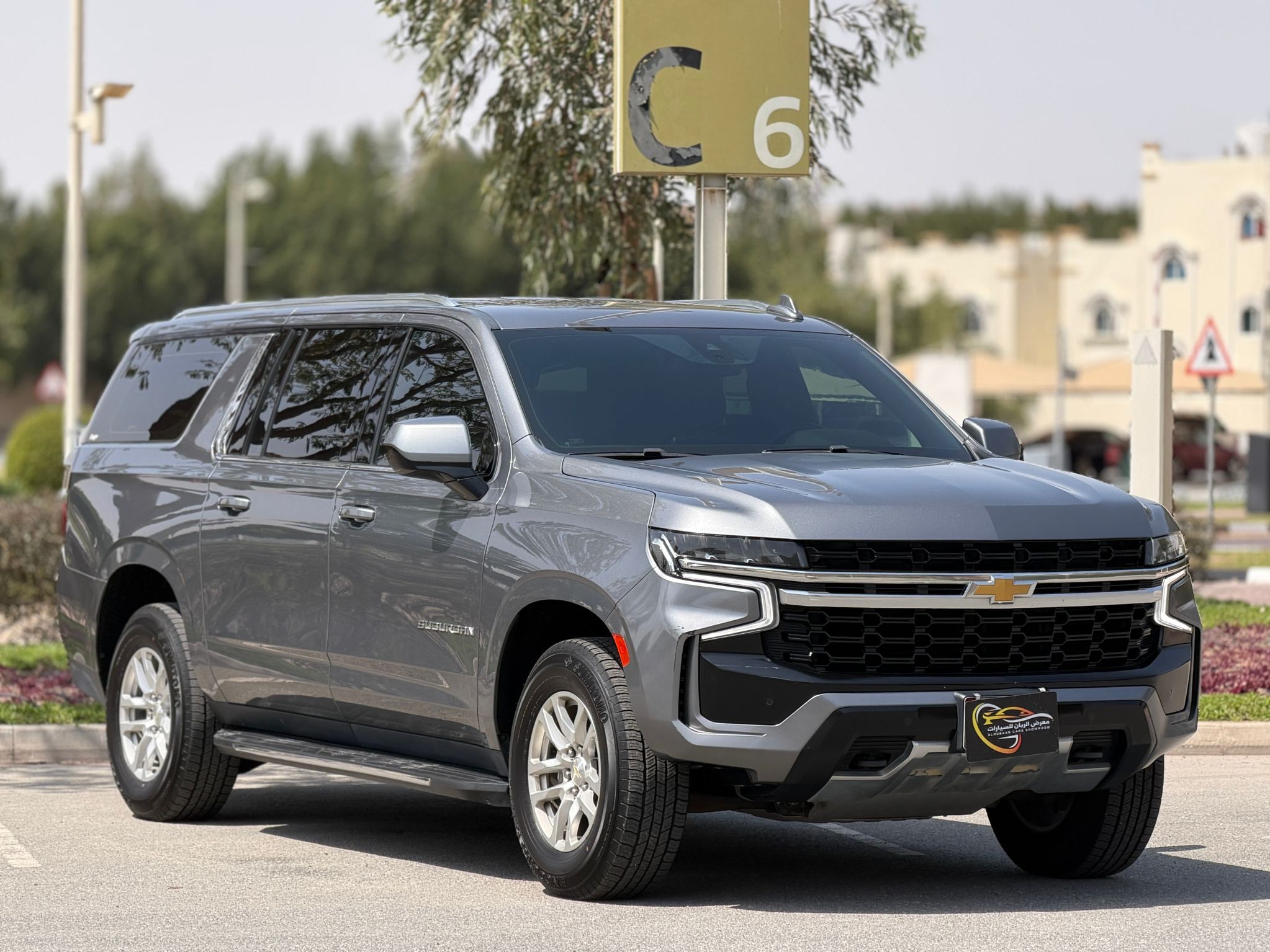 Chevrolet Suburban 2021 - Image 2