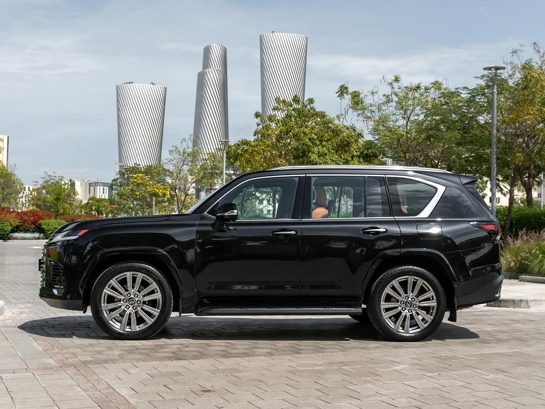 Lexus LX 600 VIP 2023 - Image 2