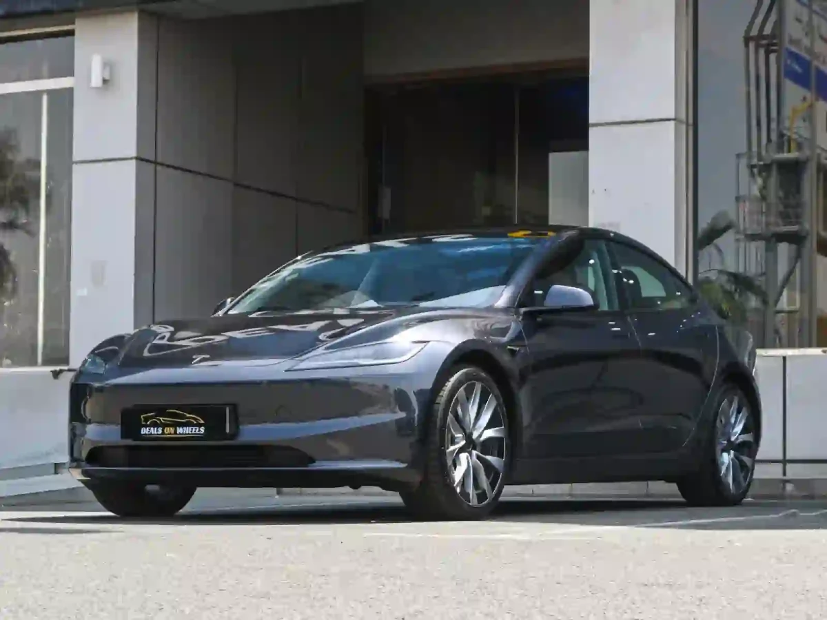 Tesla Model 3  2024