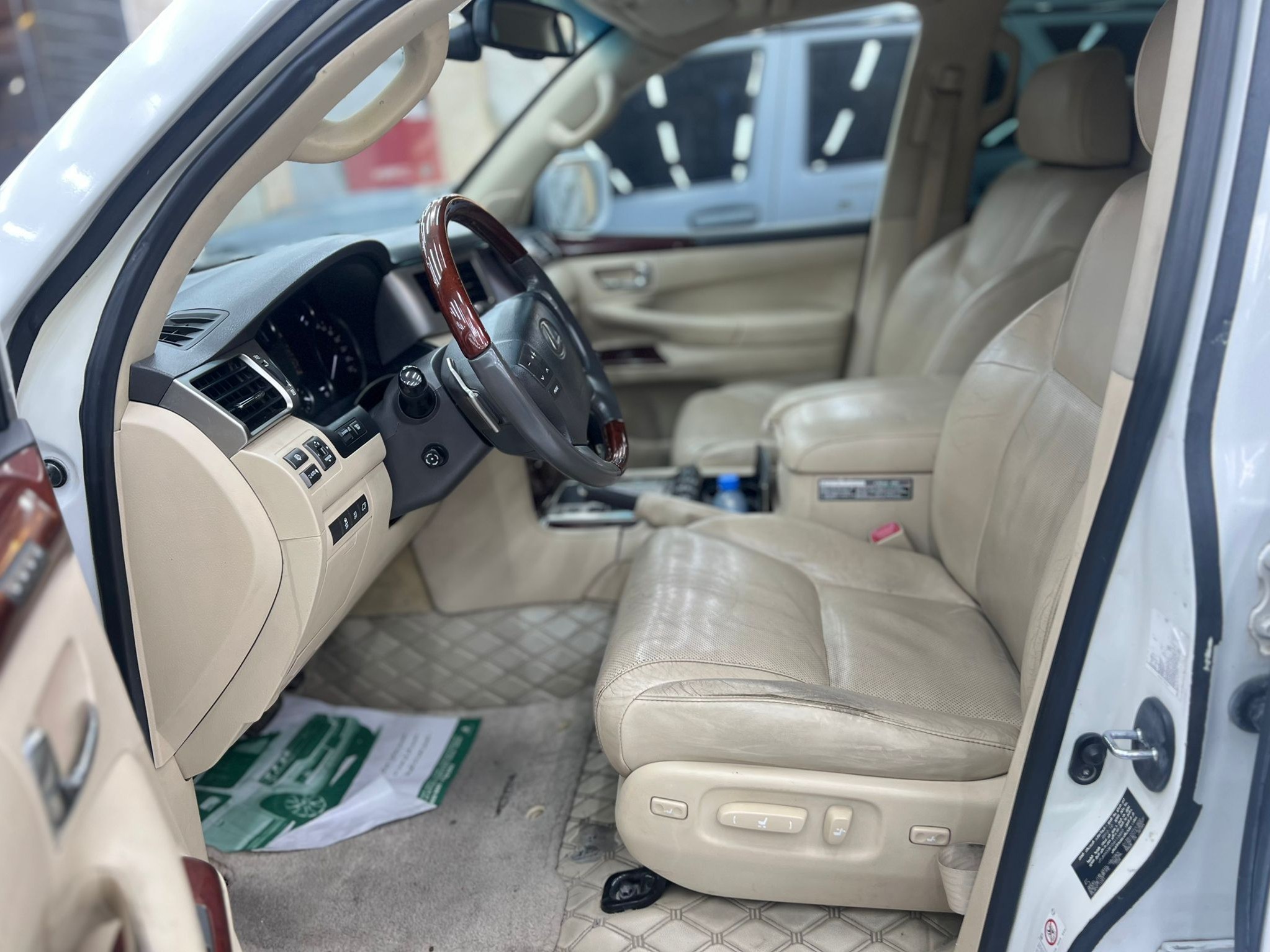 Lexus LX 570 2013 - Image 2