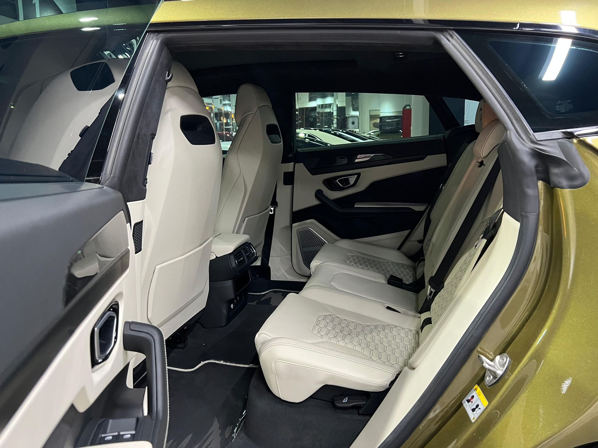 Lamborghini Urus 2022 - Image 2