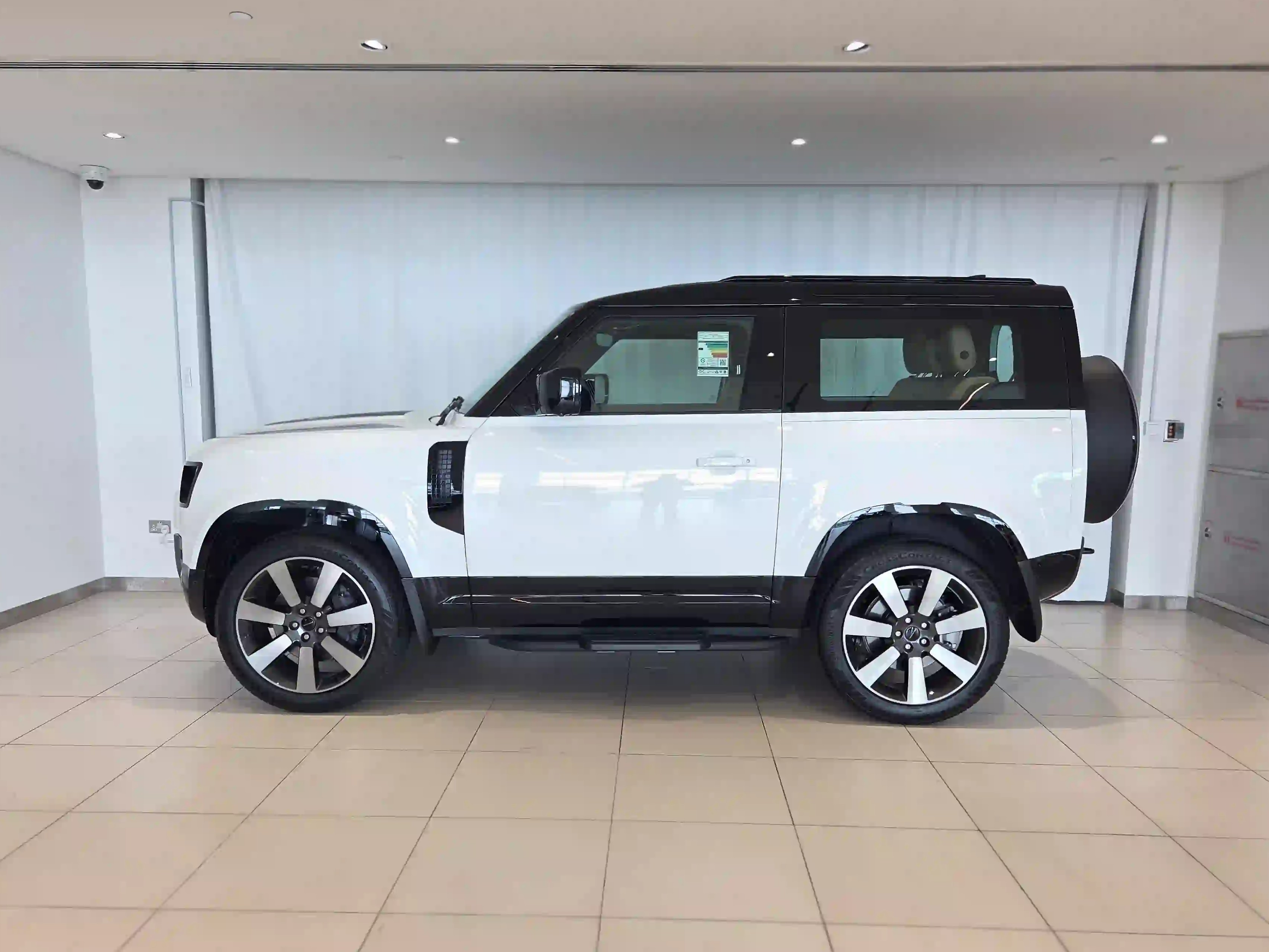 Land Rover Defender 90 3.0i6 X-Dynamic HSE 2026 - Image 3